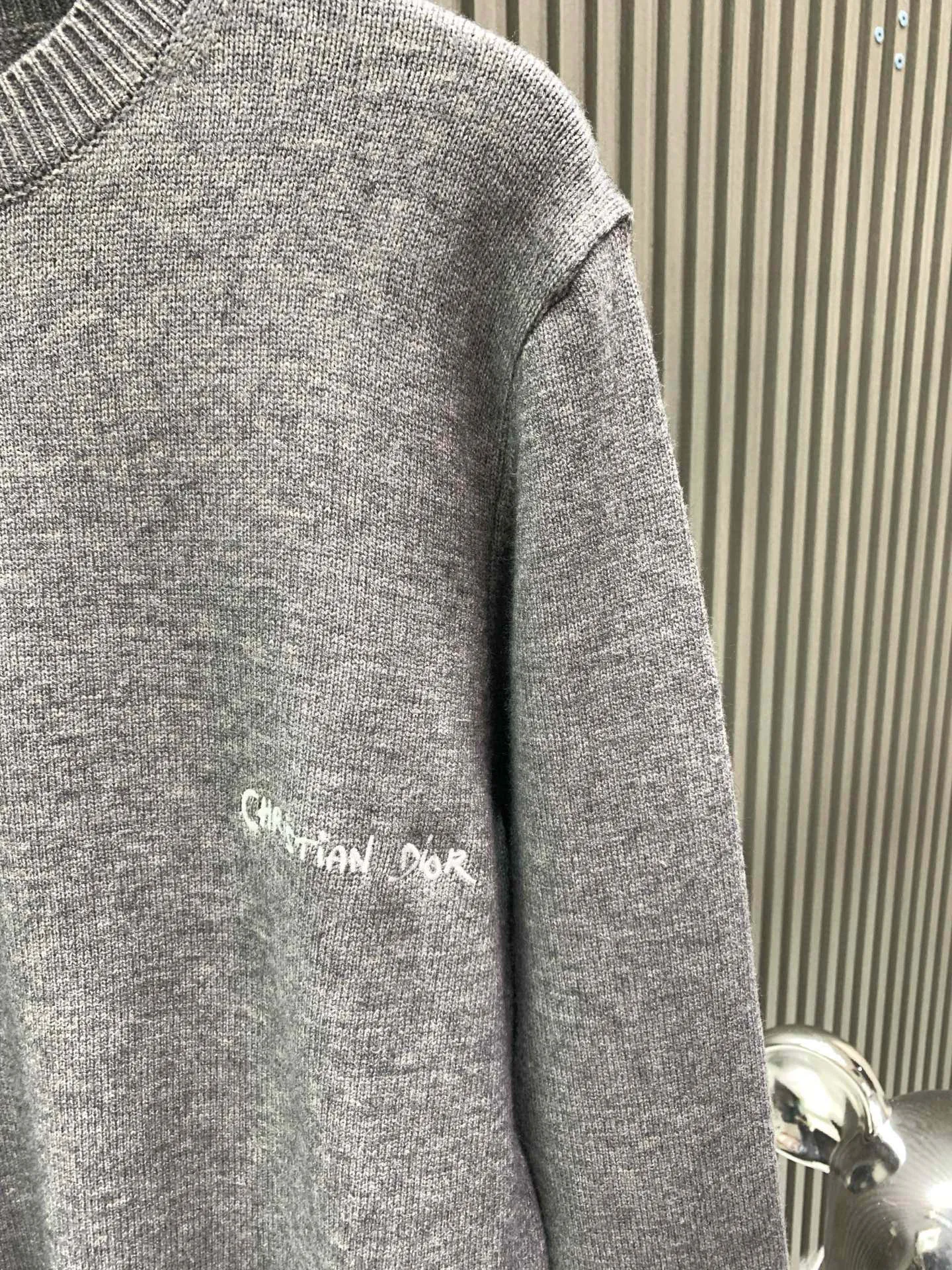 🅿️380 🀄️ DIOR Dior wool pullover with cursive letter embroidery Fabric: Made of 55% cotton wool 45 Xinjiang small cotton This fabric is made of blended fabrics. It is woven on a two-line machine at the same time to make the clothes more three-dimensional. It has a particularly strong feeling and is not easy to pilling, which is the most popular choice among customers. Craftsmanship: The embroidery uses a Behringer embroidery machine. The embroidered letters are clear and three-dimensional, and the lines are detailed. The threads are cut using a 0.05 fine-cut blade to prevent the embroidery threads from joining together. This sweater is a new addition to the 2024 winter men's collection. Showcasing the Cistian Tag embroidery, a fashionable interpretation of the logo. Carefully crafted from gray sheep wool and alpaca blended knitted fabric. Classic fit with comfortable rib details. Fashionable style. Can create a casual everyday look. Cistian Tag embroidered rib crew neck, hem and cuffs.