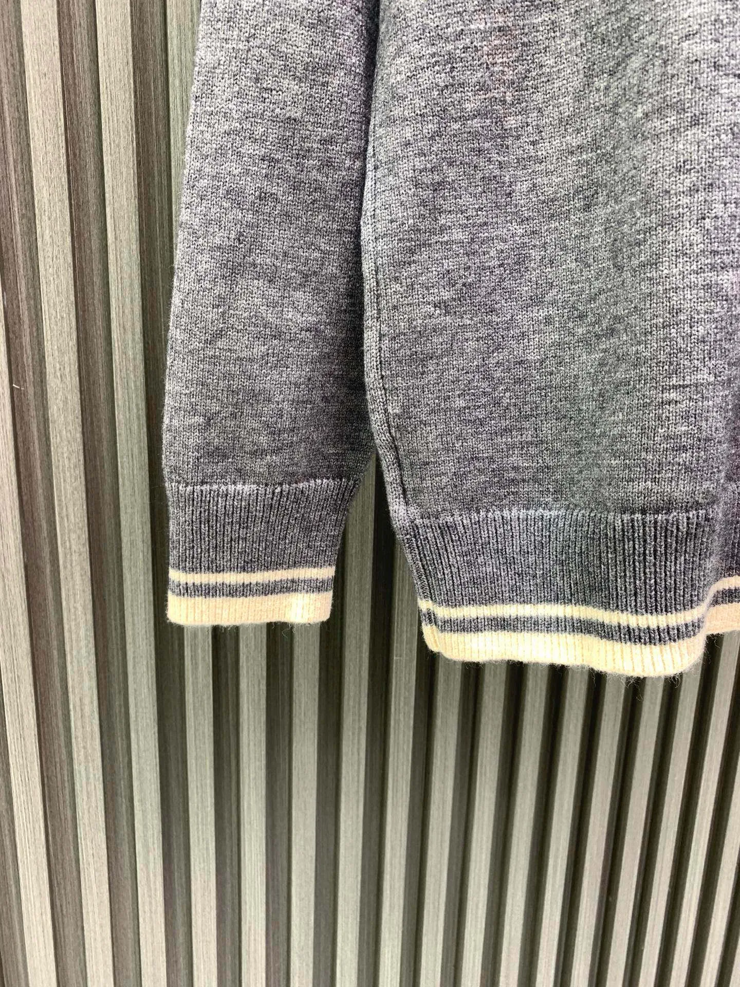 🅿️380 🀄️ DIOR Dior wool pullover with cursive letter embroidery Fabric: Made of 55% cotton wool 45 Xinjiang small cotton This fabric is made of blended fabrics. It is woven on a two-line machine at the same time to make the clothes more three-dimensional. It has a particularly strong feeling and is not easy to pilling, which is the most popular choice among customers. Craftsmanship: The embroidery uses a Behringer embroidery machine. The embroidered letters are clear and three-dimensional, and the lines are detailed. The threads are cut using a 0.05 fine-cut blade to prevent the embroidery threads from joining together. This sweater is a new addition to the 2024 winter men's collection. Showcasing the Cistian Tag embroidery, a fashionable interpretation of the logo. Carefully crafted from gray sheep wool and alpaca blended knitted fabric. Classic fit with comfortable rib details. Fashionable style. Can create a casual everyday look. Cistian Tag embroidered rib crew neck, hem and cuffs.