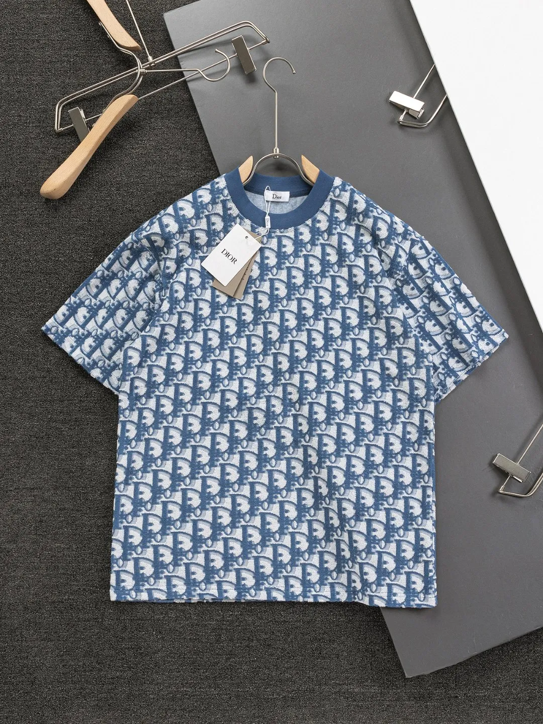 🅿️210 DIOR Dior Dior CD micro wide version S-XL CD jacquard all-over printed knitted short-sleeved T-shirt, cotton blended terry jersey fabric, originally developed. This comes from the 2024 beachwear limited series. The full logo jacquard towel highlights the classic obliaue flower, with an S-pattern round neck and topstitching. It is unique and decorated with oblique throughout. Jacquard, ribbed round neck with V-shaped topstitching, customized accessories, and the whole body is customized and developed according to the Y board... Complete with three standards, it can control various styles, the same style for men and women! Color: Black Blue Green Size: S-XL Size chart: S: Shoulder width 55-Bust 56-Length 71.5 M: Shoulder width 56.5-Bust 58-Length 73 L: Shoulder width 58-Bust 60-Length 74.5 XL: Shoulder width 59.5-Bust 62-Length 76