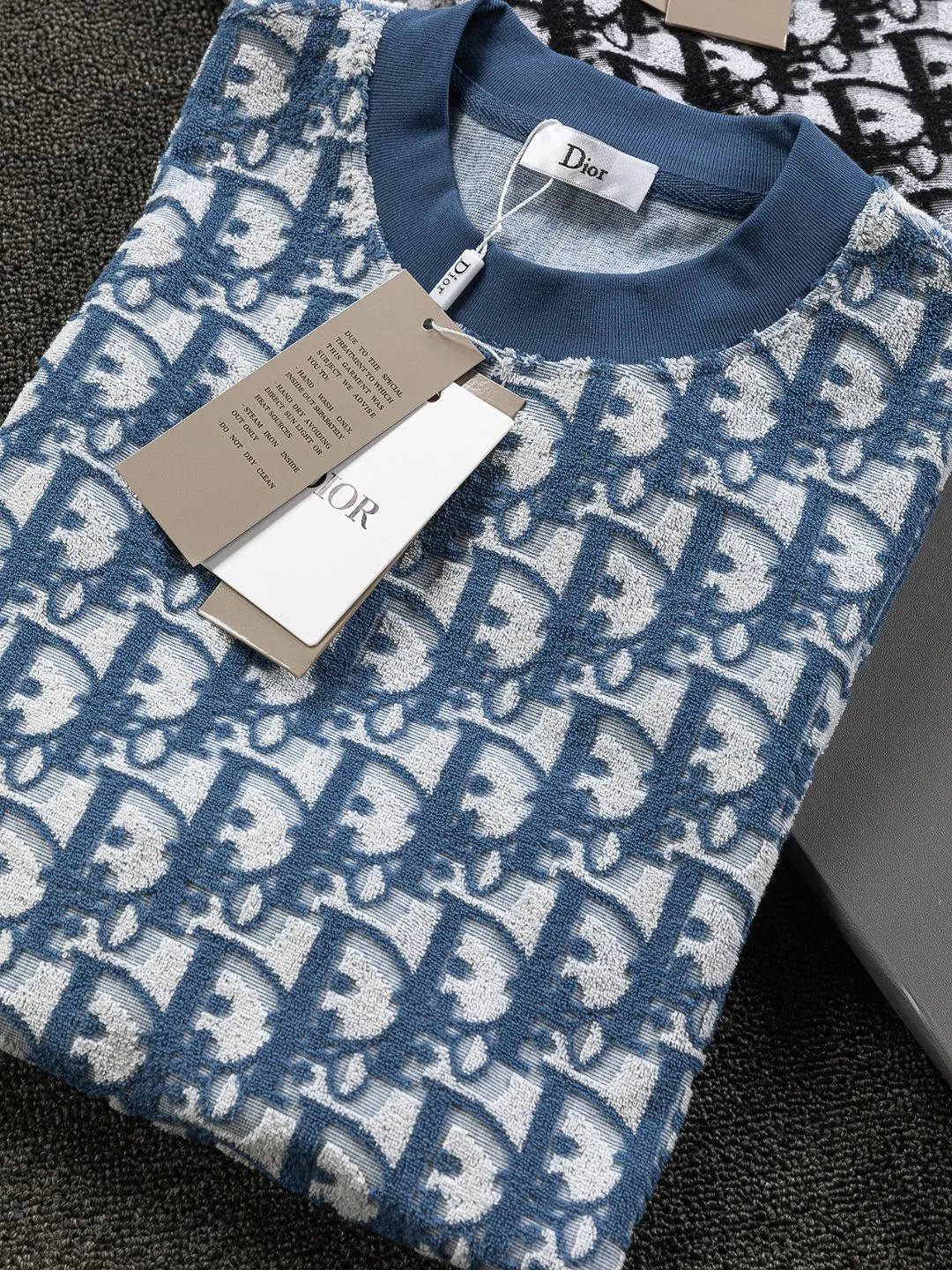 🅿️210 DIOR Dior Dior CD micro wide version S-XL CD jacquard all-over printed knitted short-sleeved T-shirt, cotton blended terry jersey fabric, originally developed. This comes from the 2024 beachwear limited series. The full logo jacquard towel highlights the classic obliaue flower, with an S-pattern round neck and topstitching. It is unique and decorated with oblique throughout. Jacquard, ribbed round neck with V-shaped topstitching, customized accessories, and the whole body is customized and developed according to the Y board... Complete with three standards, it can control various styles, the same style for men and women! Color: Black Blue Green Size: S-XL Size chart: S: Shoulder width 55-Bust 56-Length 71.5 M: Shoulder width 56.5-Bust 58-Length 73 L: Shoulder width 58-Bust 60-Length 74.5 XL: Shoulder width 59.5-Bust 62-Length 76