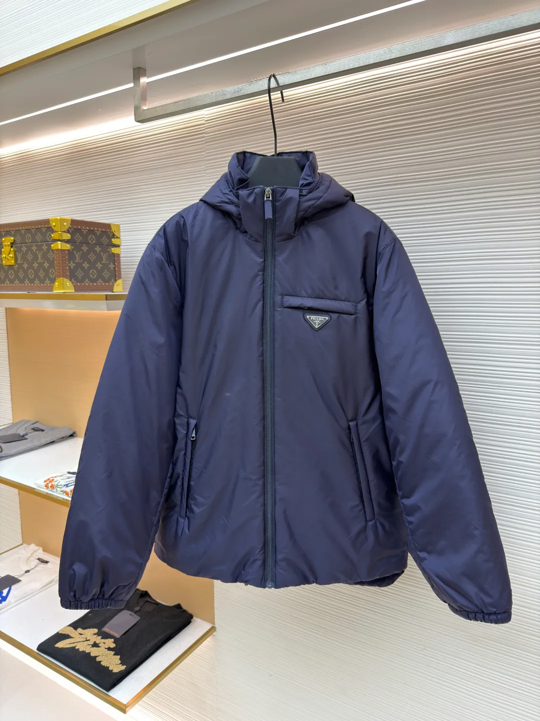 Prada triangle logo down jacket [Messi's same style] ●Original version: purchased and developed by 14606 ●Item number: 1681657-D35 ●Fabric: white duck down fabric ●Technology: mechanical down filling ●Color: navy blue ●Version: fitted version ●Weight: about 715 grams ●Size: 46-48-50-52 ●Description: The brand's iconic regenerated nylon fabric is selected, which has the same performance as traditional nylon and has high strength, tear resistance, wear resistance and other characteristics. It is lightweight and waterproof, suitable for various scenarios. It is anti-wrinkle and quick-drying and is easy to care for and maintain on a daily basis. It pays attention to details, such as the collar, cuffs and hem are carefully cut and sewn to ensure that the entire down jacket looks exquisite and stylish. Brand logo: The triangle logo on the chest is cleverly integrated into Prada's brand elements to enhance brand recognition. It uses 90 white duck down with a fill power of 220g to ensure excellent thermal insulation performance. After the velvet has been strictly screened and processed, it is not easy to get rid of the velvet. Pay equal attention to practicality and beauty: not only focusing on beautiful design, but also emphasizing practicality to ensure that the wearer can feel warm and comfortable while enjoying fashion. The overall wiring is straight and delicate, the fabric is comfortable and soft, and the color is consistent without color difference. It can be matched with the same style to create a fashionable look and control various occasions. Customized accessories, complete with three standards, same style for men and women!
