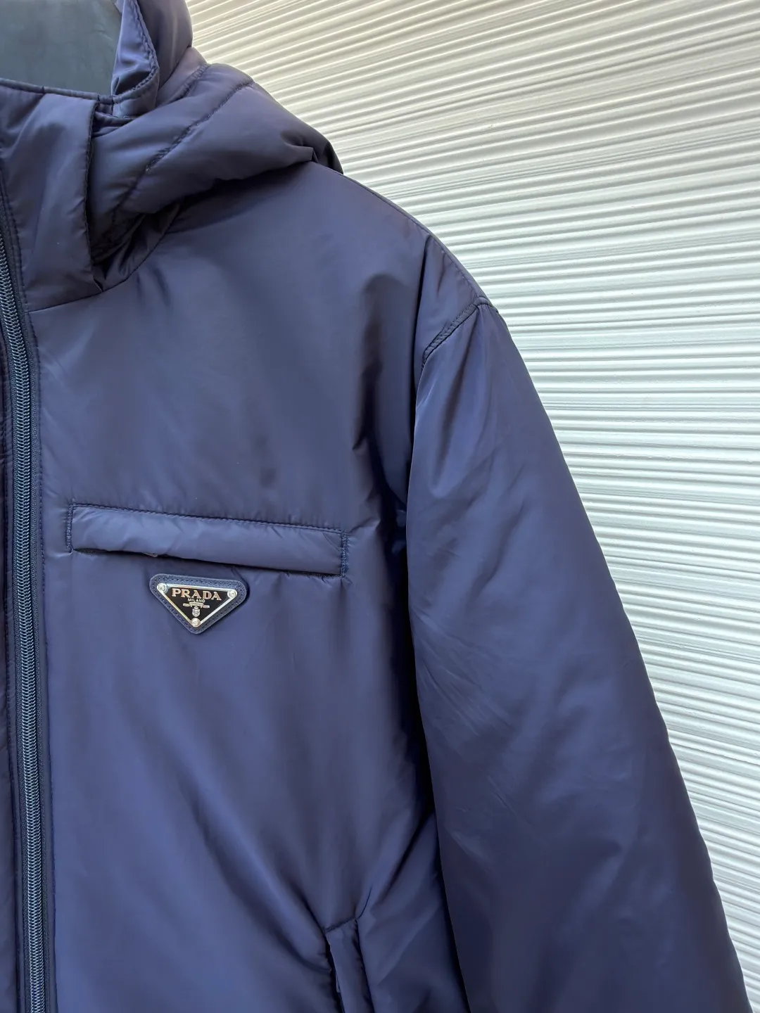 Prada triangle logo down jacket [Messi's same style] ●Original version: purchased and developed by 14606 ●Item number: 1681657-D35 ●Fabric: white duck down fabric ●Technology: mechanical down filling ●Color: navy blue ●Version: fitted version ●Weight: about 715 grams ●Size: 46-48-50-52 ●Description: The brand's iconic regenerated nylon fabric is selected, which has the same performance as traditional nylon and has high strength, tear resistance, wear resistance and other characteristics. It is lightweight and waterproof, suitable for various scenarios. It is anti-wrinkle and quick-drying and is easy to care for and maintain on a daily basis. It pays attention to details, such as the collar, cuffs and hem are carefully cut and sewn to ensure that the entire down jacket looks exquisite and stylish. Brand logo: The triangle logo on the chest is cleverly integrated into Prada's brand elements to enhance brand recognition. It uses 90 white duck down with a fill power of 220g to ensure excellent thermal insulation performance. After the velvet has been strictly screened and processed, it is not easy to get rid of the velvet. Pay equal attention to practicality and beauty: not only focusing on beautiful design, but also emphasizing practicality to ensure that the wearer can feel warm and comfortable while enjoying fashion. The overall wiring is straight and delicate, the fabric is comfortable and soft, and the color is consistent without color difference. It can be matched with the same style to create a fashionable look and control various occasions. Customized accessories, complete with three standards, same style for men and women!