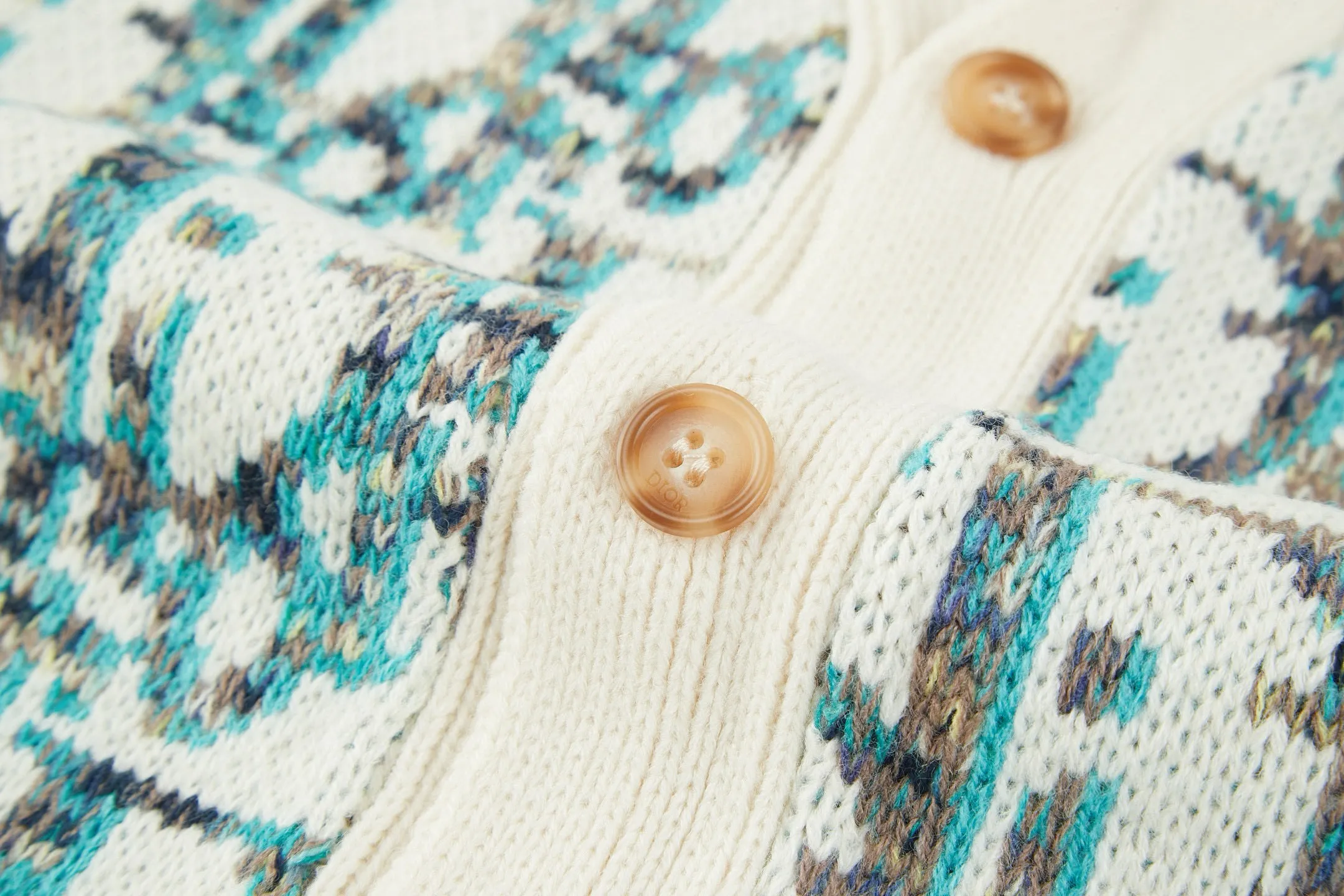 🅿️520 [Exclusive supply] CD 25SS all-over printed jacquard sweater cardigan The national specialty brand purchased the ZP operation for 15,500 yuan. The yarn is made of fixed dyed blue, beige, yellow, and brown yarns, and 100% wool yarn is twisted into strands. The imported 7-needle jacquard craft yarn is clear and textured, with obvious wool fiber on the surface. The special hemless design matches the macaron color to make the upper body perfect. The whole body is jacquard. The buttons are made of natural molded and engraved logo horn buttons. Each letter is in position to distinguish the wrong version on the market. Size:S-M-L