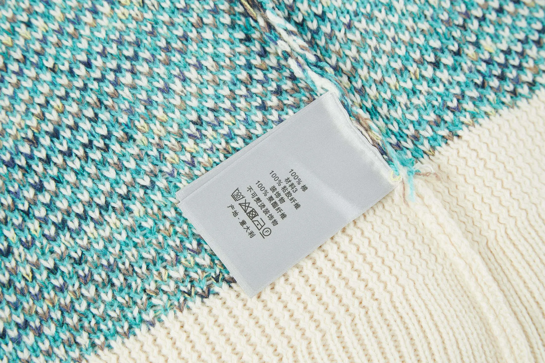 🅿️520 [Exclusive supply] CD 25SS all-over printed jacquard sweater cardigan The national specialty brand purchased the ZP operation for 15,500 yuan. The yarn is made of fixed dyed blue, beige, yellow, and brown yarns, and 100% wool yarn is twisted into strands. The imported 7-needle jacquard craft yarn is clear and textured, with obvious wool fiber on the surface. The special hemless design matches the macaron color to make the upper body perfect. The whole body is jacquard. The buttons are made of natural molded and engraved logo horn buttons. Each letter is in position to distinguish the wrong version on the market. Size:S-M-L