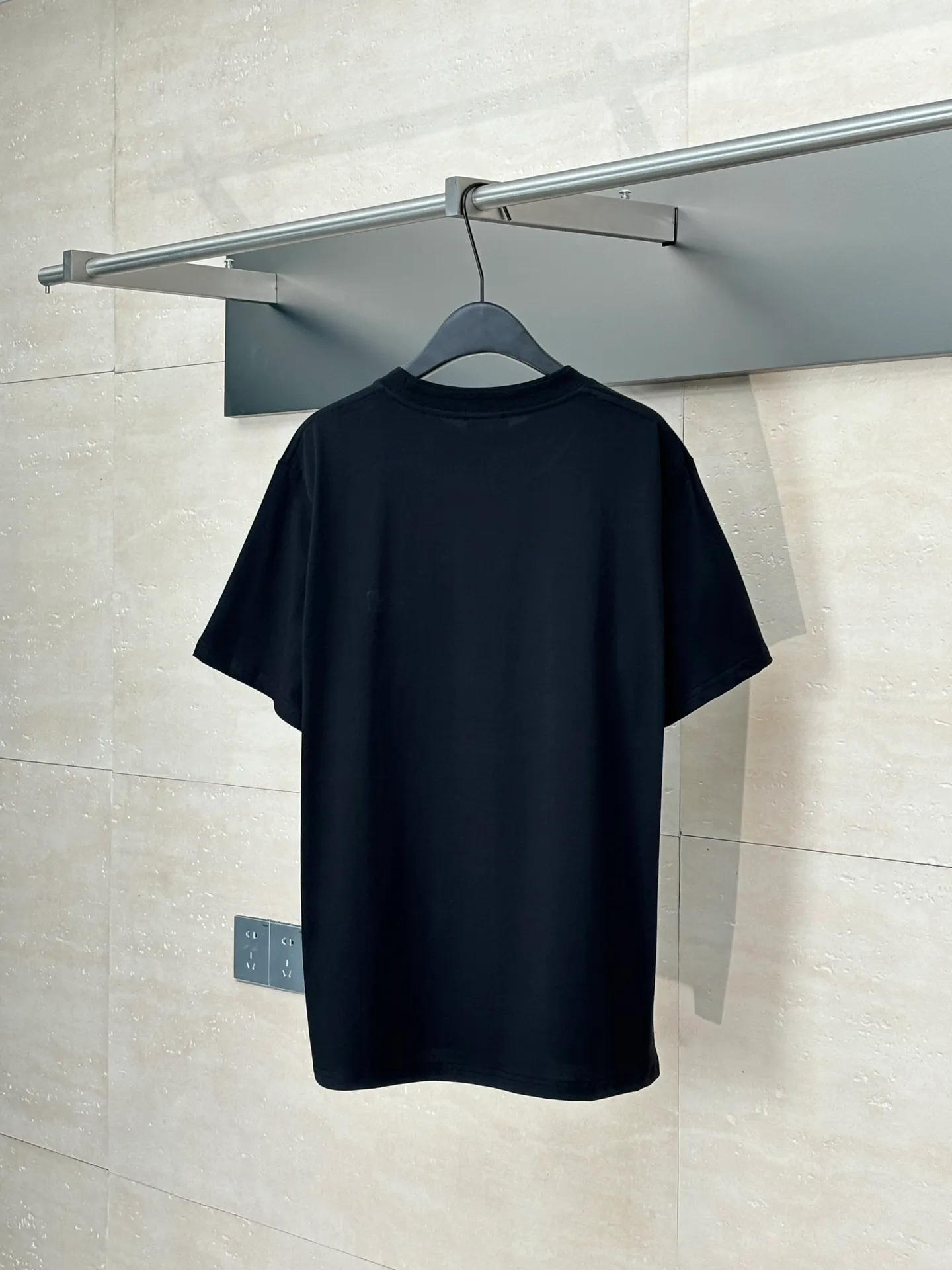🅿️260 Dio*/Dior 25Ss new chest logo cotton embroidered short-sleeved T-shirt. Made of 26-count combed super cool cotton and jacquard ribbing. It feels as delicate and soft as satin, comfortable and close to the skin. The Dior lcons logo is decorated on the chest to enhance the style. The end of the outfit is minimalist. The simplest black T-shirt is the most touching. It uses imported machine embroidery technology and uses advanced computer control systems and precision mechanical components. Achieve precise and efficient embroidery work with high precision and smooth and delicate lines Size: S/M/L/XL
