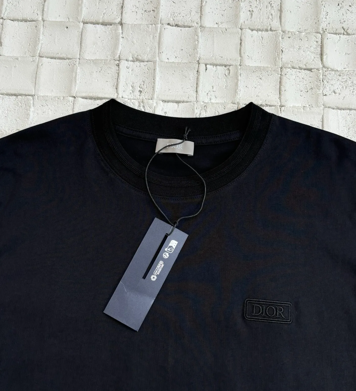 🅿️260 Dio*/Dior 25Ss new chest logo cotton embroidered short-sleeved T-shirt. Made of 26-count combed super cool cotton and jacquard ribbing. It feels as delicate and soft as satin, comfortable and close to the skin. The Dior lcons logo is decorated on the chest to enhance the style. The end of the outfit is minimalist. The simplest black T-shirt is the most touching. It uses imported machine embroidery technology and uses advanced computer control systems and precision mechanical components. Achieve precise and efficient embroidery work with high precision and smooth and delicate lines Size: S/M/L/XL