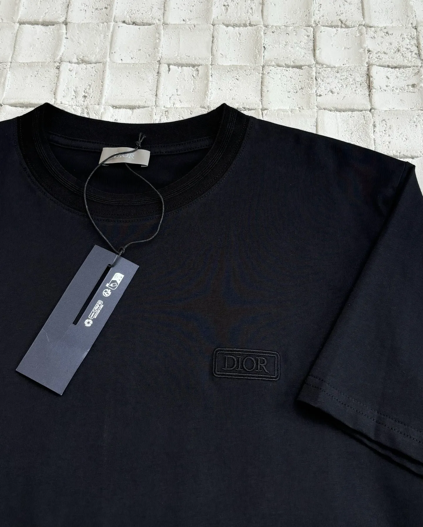 🅿️260 Dio*/Dior 25Ss new chest logo cotton embroidered short-sleeved T-shirt. Made of 26-count combed super cool cotton and jacquard ribbing. It feels as delicate and soft as satin, comfortable and close to the skin. The Dior lcons logo is decorated on the chest to enhance the style. The end of the outfit is minimalist. The simplest black T-shirt is the most touching. It uses imported machine embroidery technology and uses advanced computer control systems and precision mechanical components. Achieve precise and efficient embroidery work with high precision and smooth and delicate lines Size: S/M/L/XL