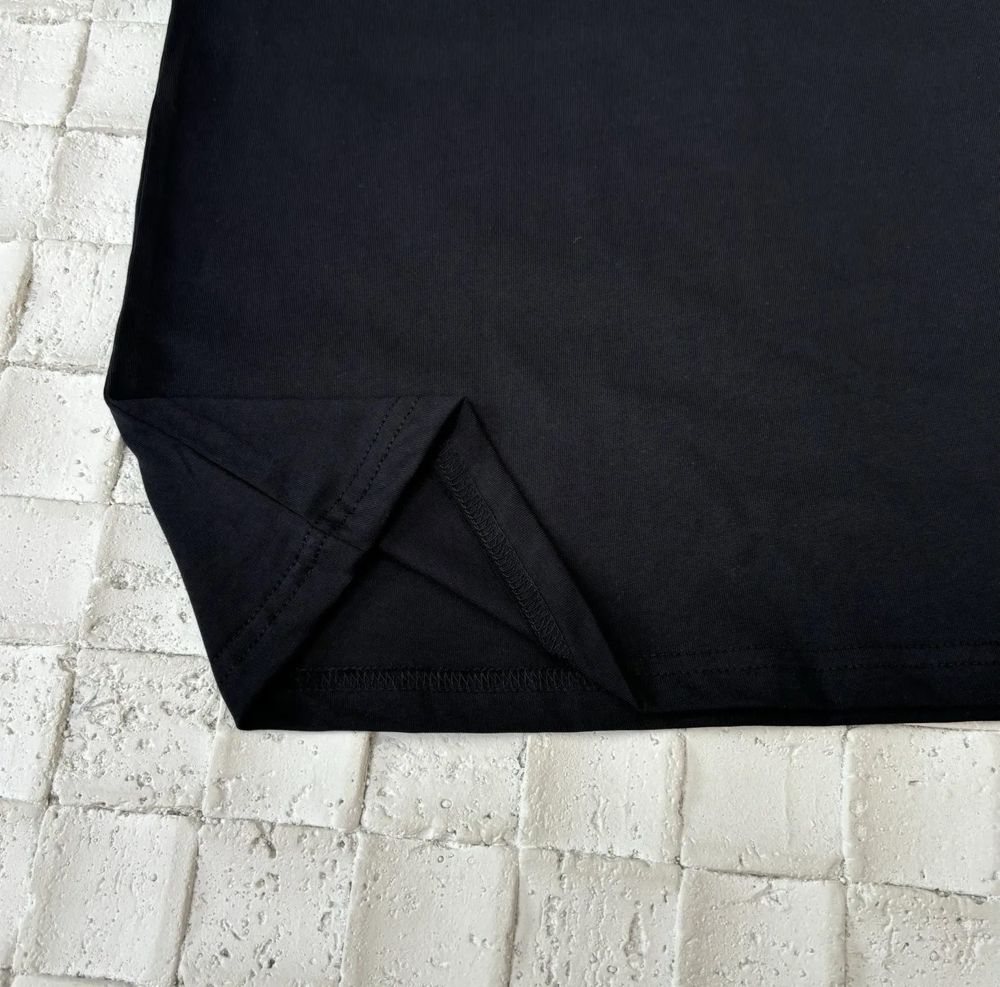 🅿️260 Dio*/Dior 25Ss new chest logo cotton embroidered short-sleeved T-shirt. Made of 26-count combed super cool cotton and jacquard ribbing. It feels as delicate and soft as satin, comfortable and close to the skin. The Dior lcons logo is decorated on the chest to enhance the style. The end of the outfit is minimalist. The simplest black T-shirt is the most touching. It uses imported machine embroidery technology and uses advanced computer control systems and precision mechanical components. Achieve precise and efficient embroidery work with high precision and smooth and delicate lines Size: S/M/L/XL