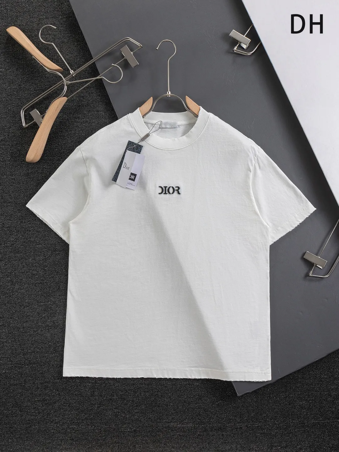 🅿️210 Dior CD dior micro wide version S-XL CD 25SS New product official website for sale simultaneously Simple letters on the chest 🪡 Embroidered logo pattern As the leader in the luxury world, the D family is well-deserved. The first thing that catches the eye is the loose and comfortable black and white solid color version of the piece we are going to talk about today. The ribbed round collar has become the best modification of its version, and the D family has the upper body LOGO listed on the front, and the unique embroidery design of the letter logo patch highlights the texture! The most traditional modification method combined with the simplest color scale contrast forms the strongest and direct contrast, and this is often the most concise and clear minimalist modification method~~A nostalgic classic atmosphere also spreads in this work inadvertently! ! Featuring a distinctive 47 logo patch embroidery on the front, a unique tribute to Dior's historic year! Coupled with the blessing of 320 grams of cotton material, both the upper body comfort and the existence are unparalleled. It can be said to be a must-have companion in summer. The excellent breathability and comfortable wearing feeling are unparalleled~ Recommended! ! Color: Black White Two-tone Size: S-XL Size chart: S: Shoulder width 55-Bust 56-Length 71.5 M: Shoulder width 56.5-Bust 58-Length 73 L: Shoulder width 58-Bust 60-Length 74.5 XL: Shoulder width 59.5-Bust 62-Length 76