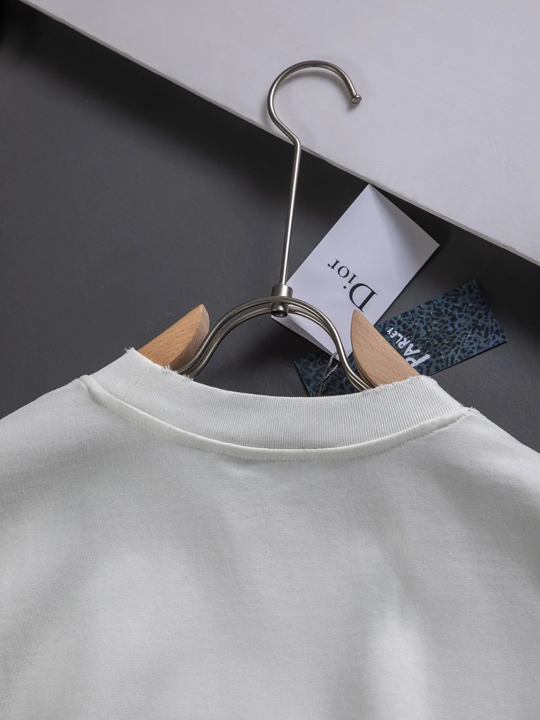🅿️210 Dior CD dior micro wide version S-XL CD 25SS New product official website for sale simultaneously Simple letters on the chest 🪡 Embroidered logo pattern As the leader in the luxury world, the D family is well-deserved. The first thing that catches the eye is the loose and comfortable black and white solid color version of the piece we are going to talk about today. The ribbed round collar has become the best modification of its version, and the D family has the upper body LOGO listed on the front, and the unique embroidery design of the letter logo patch highlights the texture! The most traditional modification method combined with the simplest color scale contrast forms the strongest and direct contrast, and this is often the most concise and clear minimalist modification method~~A nostalgic classic atmosphere also spreads in this work inadvertently! ! Featuring a distinctive 47 logo patch embroidery on the front, a unique tribute to Dior's historic year! Coupled with the blessing of 320 grams of cotton material, both the upper body comfort and the existence are unparalleled. It can be said to be a must-have companion in summer. The excellent breathability and comfortable wearing feeling are unparalleled~ Recommended! ! Color: Black White Two-tone Size: S-XL Size chart: S: Shoulder width 55-Bust 56-Length 71.5 M: Shoulder width 56.5-Bust 58-Length 73 L: Shoulder width 58-Bust 60-Length 74.5 XL: Shoulder width 59.5-Bust 62-Length 76