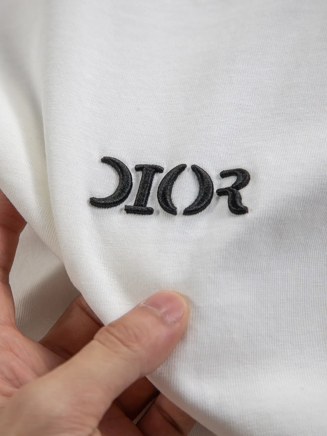 🅿️210 Dior CD dior micro wide version S-XL CD 25SS New product official website for sale simultaneously Simple letters on the chest 🪡 Embroidered logo pattern As the leader in the luxury world, the D family is well-deserved. The first thing that catches the eye is the loose and comfortable black and white solid color version of the piece we are going to talk about today. The ribbed round collar has become the best modification of its version, and the D family has the upper body LOGO listed on the front, and the unique embroidery design of the letter logo patch highlights the texture! The most traditional modification method combined with the simplest color scale contrast forms the strongest and direct contrast, and this is often the most concise and clear minimalist modification method~~A nostalgic classic atmosphere also spreads in this work inadvertently! ! Featuring a distinctive 47 logo patch embroidery on the front, a unique tribute to Dior's historic year! Coupled with the blessing of 320 grams of cotton material, both the upper body comfort and the existence are unparalleled. It can be said to be a must-have companion in summer. The excellent breathability and comfortable wearing feeling are unparalleled~ Recommended! ! Color: Black White Two-tone Size: S-XL Size chart: S: Shoulder width 55-Bust 56-Length 71.5 M: Shoulder width 56.5-Bust 58-Length 73 L: Shoulder width 58-Bust 60-Length 74.5 XL: Shoulder width 59.5-Bust 62-Length 76