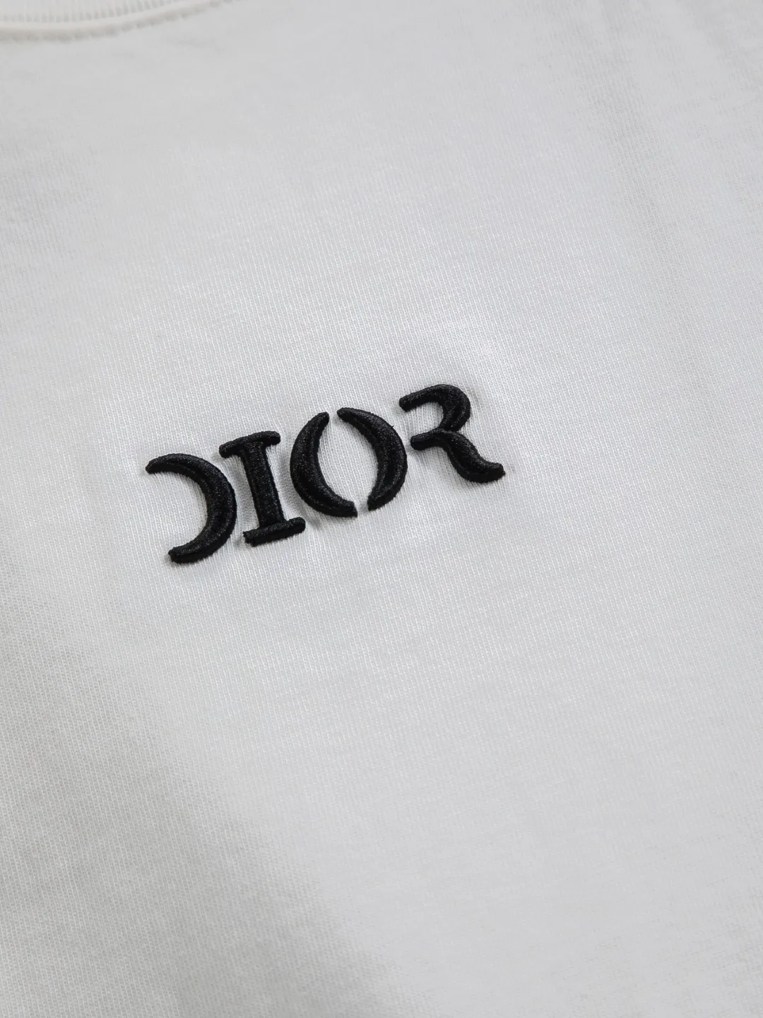 🅿️210 Dior CD dior micro wide version S-XL CD 25SS New product official website for sale simultaneously Simple letters on the chest 🪡 Embroidered logo pattern As the leader in the luxury world, the D family is well-deserved. The first thing that catches the eye is the loose and comfortable black and white solid color version of the piece we are going to talk about today. The ribbed round collar has become the best modification of its version, and the D family has the upper body LOGO listed on the front, and the unique embroidery design of the letter logo patch highlights the texture! The most traditional modification method combined with the simplest color scale contrast forms the strongest and direct contrast, and this is often the most concise and clear minimalist modification method~~A nostalgic classic atmosphere also spreads in this work inadvertently! ! Featuring a distinctive 47 logo patch embroidery on the front, a unique tribute to Dior's historic year! Coupled with the blessing of 320 grams of cotton material, both the upper body comfort and the existence are unparalleled. It can be said to be a must-have companion in summer. The excellent breathability and comfortable wearing feeling are unparalleled~ Recommended! ! Color: Black White Two-tone Size: S-XL Size chart: S: Shoulder width 55-Bust 56-Length 71.5 M: Shoulder width 56.5-Bust 58-Length 73 L: Shoulder width 58-Bust 60-Length 74.5 XL: Shoulder width 59.5-Bust 62-Length 76