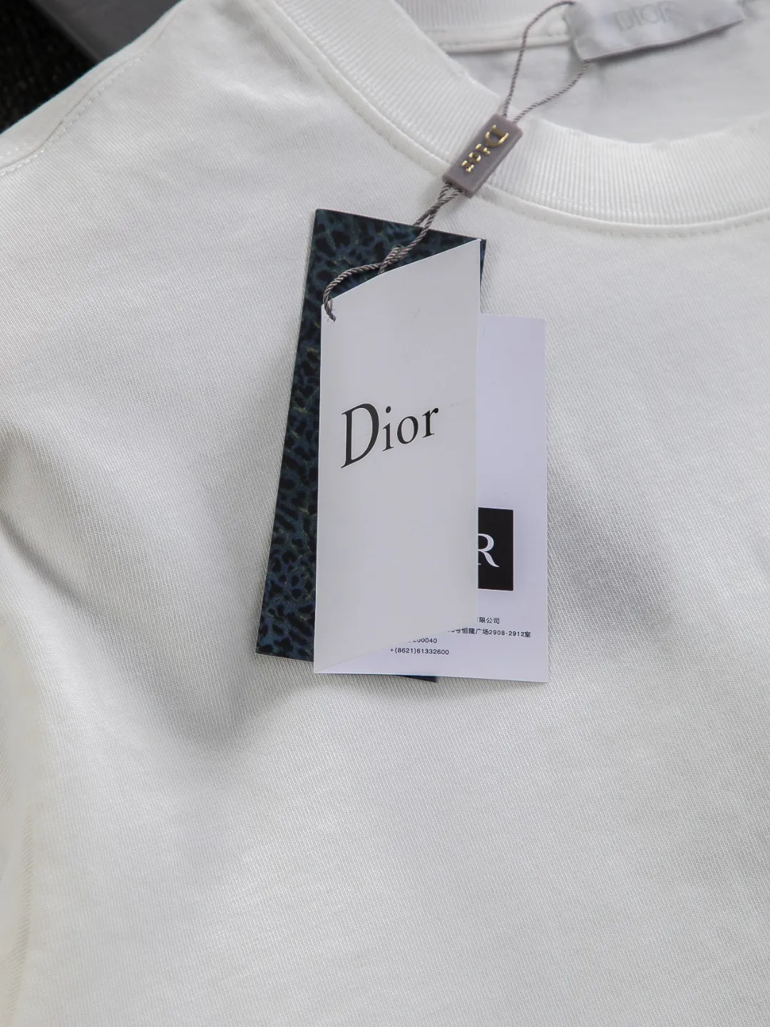 🅿️210 Dior CD dior micro wide version S-XL CD 25SS New product official website for sale simultaneously Simple letters on the chest 🪡 Embroidered logo pattern As the leader in the luxury world, the D family is well-deserved. The first thing that catches the eye is the loose and comfortable black and white solid color version of the piece we are going to talk about today. The ribbed round collar has become the best modification of its version, and the D family has the upper body LOGO listed on the front, and the unique embroidery design of the letter logo patch highlights the texture! The most traditional modification method combined with the simplest color scale contrast forms the strongest and direct contrast, and this is often the most concise and clear minimalist modification method~~A nostalgic classic atmosphere also spreads in this work inadvertently! ! Featuring a distinctive 47 logo patch embroidery on the front, a unique tribute to Dior's historic year! Coupled with the blessing of 320 grams of cotton material, both the upper body comfort and the existence are unparalleled. It can be said to be a must-have companion in summer. The excellent breathability and comfortable wearing feeling are unparalleled~ Recommended! ! Color: Black White Two-tone Size: S-XL Size chart: S: Shoulder width 55-Bust 56-Length 71.5 M: Shoulder width 56.5-Bust 58-Length 73 L: Shoulder width 58-Bust 60-Length 74.5 XL: Shoulder width 59.5-Bust 62-Length 76