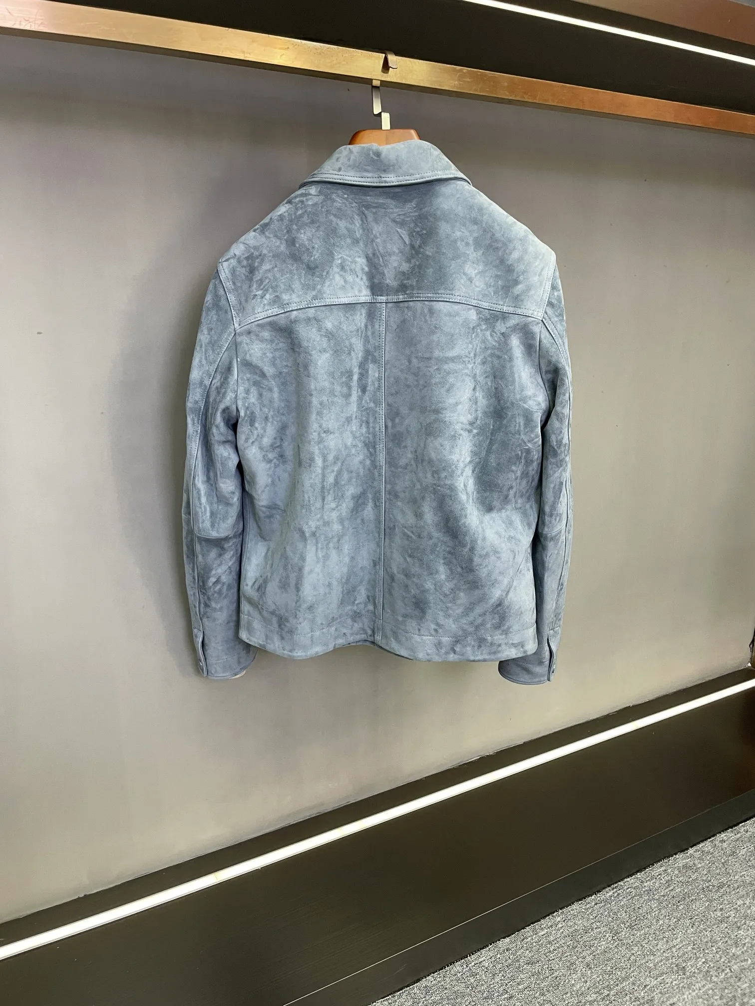 🅿️3200 DIOR Dior's new 2025 autumn and winter men's sheepskin jacket unlocks a new realm of fashion. On the fashion stage, Dior has always been synonymous with pioneers. This season, Dior's new 2025 autumn and winter men's sheepskin jacket makes a shocking debut. It is not only a piece of clothing, but also the crystallization of art and craftsmanship, demonstrating extraordinary taste and style.   This jacket is made of sheepskin imported from New Zealand. Its delicate texture and excellent quality are amazing. The unique texture and softness of sheepskin give the jacket an unparalleled wearing experience. Every touch is like an intimate dialogue with nature, warm and comfortable.   In the choice of color, khaki exudes low-key and calm charm, easily creating a gentleman-like elegance, which can be easily controlled whether it is a business occasion or a casual gathering, showing the mature charm of men; blue is full of depth and mystery, providing a unique choice for men who pursue individuality, showing a unique fashion attitude in the crowd, making people unforgettable.   The design of the placket is the finishing touch. The DIOR logo embossed on the leather strip runs through the upper and lower parts, which is simple and eye-catching. It not only shows the classic elements of the brand, but also has a sense of fashion. Every time it is opened and closed, it is a manifestation of the brand spirit. The DIOR jacquard lining inside, with its delicate texture and exquisite patterns, inadvertently reveals a luxurious texture. Even the wearer himself can feel this unique nobility every time he wears it.   Dior's new 2025 autumn and winter men's sheepskin jacket uses exquisite craftsmanship and unique design to create a quality and fashionable outfit choice for men, making it a fashion item not to be missed this autumn and winter.  Code number: 48-56