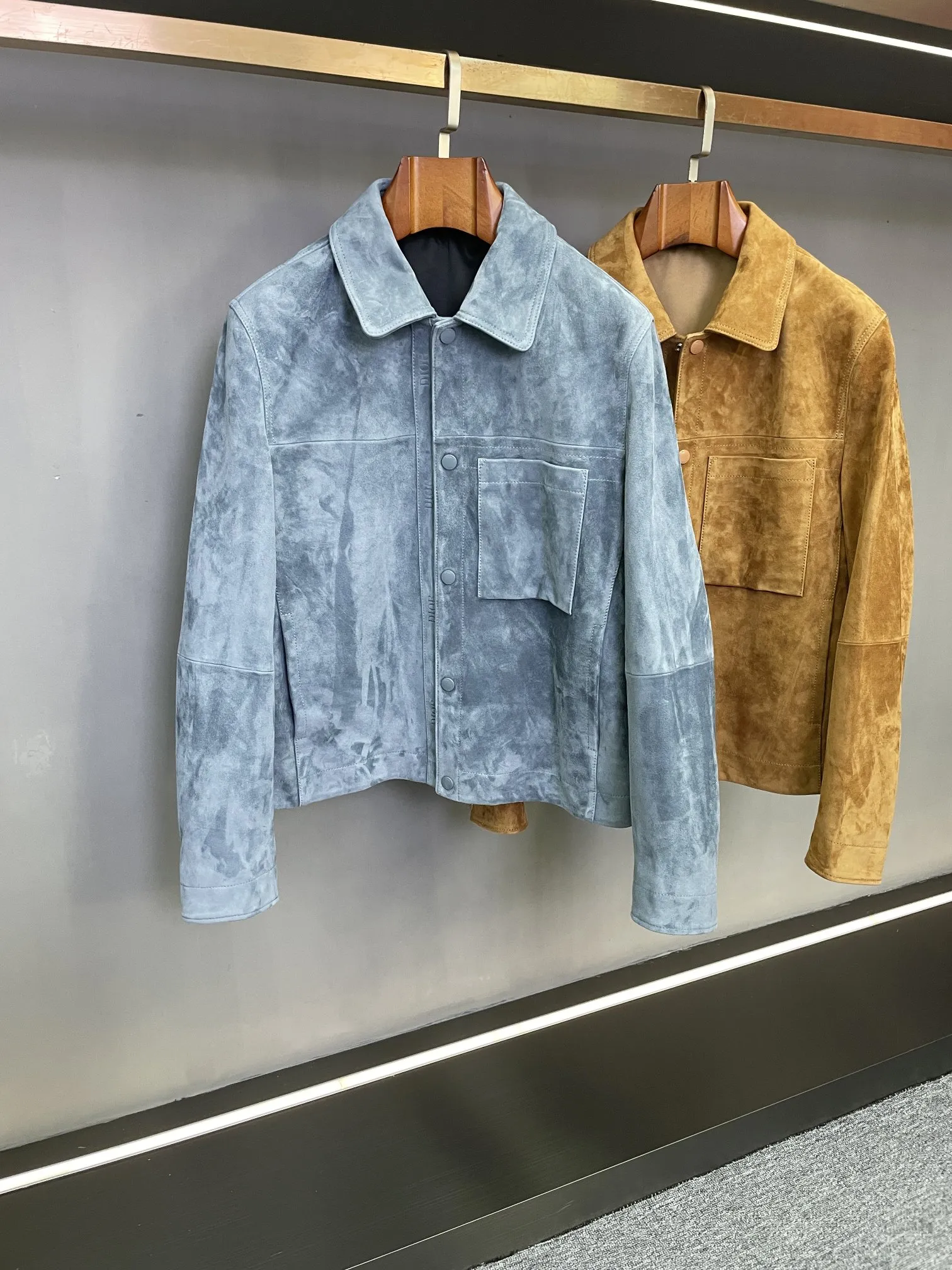 🅿️3200 DIOR Dior's new 2025 autumn and winter men's sheepskin jacket unlocks a new realm of fashion. On the fashion stage, Dior has always been synonymous with pioneers. This season, Dior's new 2025 autumn and winter men's sheepskin jacket makes a shocking debut. It is not only a piece of clothing, but also the crystallization of art and craftsmanship, demonstrating extraordinary taste and style.   This jacket is made of sheepskin imported from New Zealand. Its delicate texture and excellent quality are amazing. The unique texture and softness of sheepskin give the jacket an unparalleled wearing experience. Every touch is like an intimate dialogue with nature, warm and comfortable.   In the choice of color, khaki exudes low-key and calm charm, easily creating a gentleman-like elegance, which can be easily controlled whether it is a business occasion or a casual gathering, showing the mature charm of men; blue is full of depth and mystery, providing a unique choice for men who pursue individuality, showing a unique fashion attitude in the crowd, making people unforgettable.   The design of the placket is the finishing touch. The DIOR logo embossed on the leather strip runs through the upper and lower parts, which is simple and eye-catching. It not only shows the classic elements of the brand, but also has a sense of fashion. Every time it is opened and closed, it is a manifestation of the brand spirit. The DIOR jacquard lining inside, with its delicate texture and exquisite patterns, inadvertently reveals a luxurious texture. Even the wearer himself can feel this unique nobility every time he wears it.   Dior's new 2025 autumn and winter men's sheepskin jacket uses exquisite craftsmanship and unique design to create a quality and fashionable outfit choice for men, making it a fashion item not to be missed this autumn and winter.  Code number: 48-56