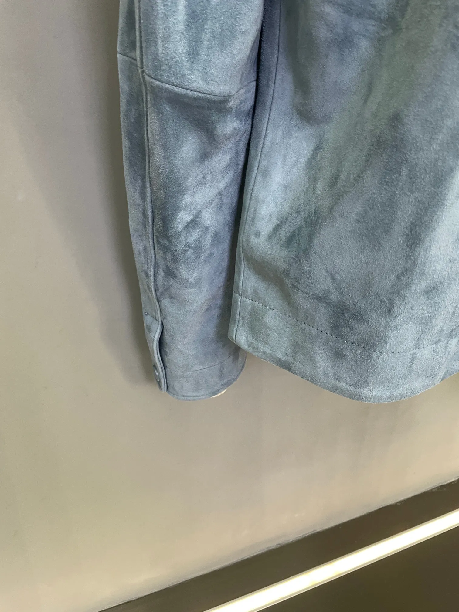 🅿️3200 DIOR Dior's new 2025 autumn and winter men's sheepskin jacket unlocks a new realm of fashion. On the fashion stage, Dior has always been synonymous with pioneers. This season, Dior's new 2025 autumn and winter men's sheepskin jacket makes a shocking debut. It is not only a piece of clothing, but also the crystallization of art and craftsmanship, demonstrating extraordinary taste and style.   This jacket is made of sheepskin imported from New Zealand. Its delicate texture and excellent quality are amazing. The unique texture and softness of sheepskin give the jacket an unparalleled wearing experience. Every touch is like an intimate dialogue with nature, warm and comfortable.   In the choice of color, khaki exudes low-key and calm charm, easily creating a gentleman-like elegance, which can be easily controlled whether it is a business occasion or a casual gathering, showing the mature charm of men; blue is full of depth and mystery, providing a unique choice for men who pursue individuality, showing a unique fashion attitude in the crowd, making people unforgettable.   The design of the placket is the finishing touch. The DIOR logo embossed on the leather strip runs through the upper and lower parts, which is simple and eye-catching. It not only shows the classic elements of the brand, but also has a sense of fashion. Every time it is opened and closed, it is a manifestation of the brand spirit. The DIOR jacquard lining inside, with its delicate texture and exquisite patterns, inadvertently reveals a luxurious texture. Even the wearer himself can feel this unique nobility every time he wears it.   Dior's new 2025 autumn and winter men's sheepskin jacket uses exquisite craftsmanship and unique design to create a quality and fashionable outfit choice for men, making it a fashion item not to be missed this autumn and winter.  Code number: 48-56