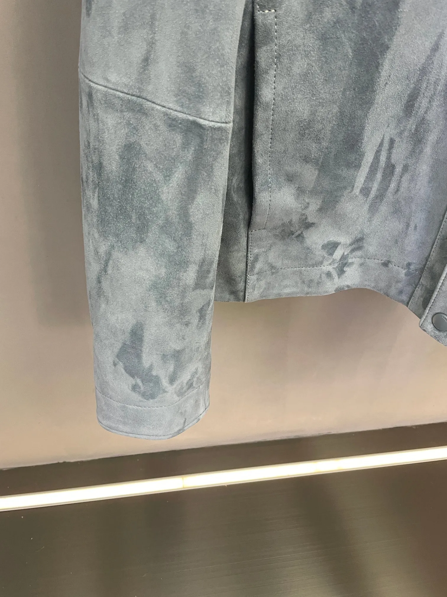 🅿️3200 DIOR Dior's new 2025 autumn and winter men's sheepskin jacket unlocks a new realm of fashion. On the fashion stage, Dior has always been synonymous with pioneers. This season, Dior's new 2025 autumn and winter men's sheepskin jacket makes a shocking debut. It is not only a piece of clothing, but also the crystallization of art and craftsmanship, demonstrating extraordinary taste and style.   This jacket is made of sheepskin imported from New Zealand. Its delicate texture and excellent quality are amazing. The unique texture and softness of sheepskin give the jacket an unparalleled wearing experience. Every touch is like an intimate dialogue with nature, warm and comfortable.   In the choice of color, khaki exudes low-key and calm charm, easily creating a gentleman-like elegance, which can be easily controlled whether it is a business occasion or a casual gathering, showing the mature charm of men; blue is full of depth and mystery, providing a unique choice for men who pursue individuality, showing a unique fashion attitude in the crowd, making people unforgettable.   The design of the placket is the finishing touch. The DIOR logo embossed on the leather strip runs through the upper and lower parts, which is simple and eye-catching. It not only shows the classic elements of the brand, but also has a sense of fashion. Every time it is opened and closed, it is a manifestation of the brand spirit. The DIOR jacquard lining inside, with its delicate texture and exquisite patterns, inadvertently reveals a luxurious texture. Even the wearer himself can feel this unique nobility every time he wears it.   Dior's new 2025 autumn and winter men's sheepskin jacket uses exquisite craftsmanship and unique design to create a quality and fashionable outfit choice for men, making it a fashion item not to be missed this autumn and winter.  Code number: 48-56