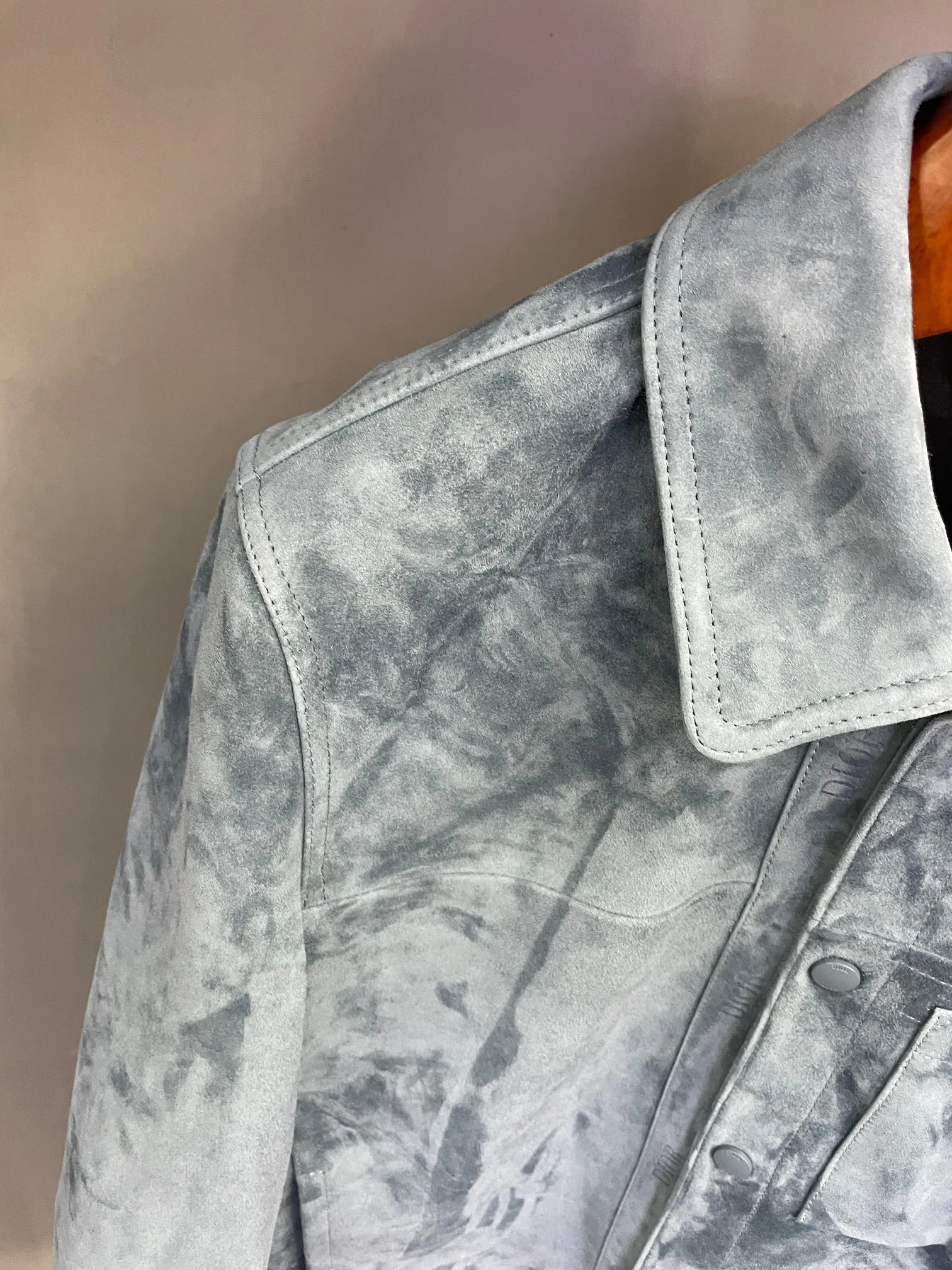🅿️3200 DIOR Dior's new 2025 autumn and winter men's sheepskin jacket unlocks a new realm of fashion. On the fashion stage, Dior has always been synonymous with pioneers. This season, Dior's new 2025 autumn and winter men's sheepskin jacket makes a shocking debut. It is not only a piece of clothing, but also the crystallization of art and craftsmanship, demonstrating extraordinary taste and style.   This jacket is made of sheepskin imported from New Zealand. Its delicate texture and excellent quality are amazing. The unique texture and softness of sheepskin give the jacket an unparalleled wearing experience. Every touch is like an intimate dialogue with nature, warm and comfortable.   In the choice of color, khaki exudes low-key and calm charm, easily creating a gentleman-like elegance, which can be easily controlled whether it is a business occasion or a casual gathering, showing the mature charm of men; blue is full of depth and mystery, providing a unique choice for men who pursue individuality, showing a unique fashion attitude in the crowd, making people unforgettable.   The design of the placket is the finishing touch. The DIOR logo embossed on the leather strip runs through the upper and lower parts, which is simple and eye-catching. It not only shows the classic elements of the brand, but also has a sense of fashion. Every time it is opened and closed, it is a manifestation of the brand spirit. The DIOR jacquard lining inside, with its delicate texture and exquisite patterns, inadvertently reveals a luxurious texture. Even the wearer himself can feel this unique nobility every time he wears it.   Dior's new 2025 autumn and winter men's sheepskin jacket uses exquisite craftsmanship and unique design to create a quality and fashionable outfit choice for men, making it a fashion item not to be missed this autumn and winter.  Code number: 48-56