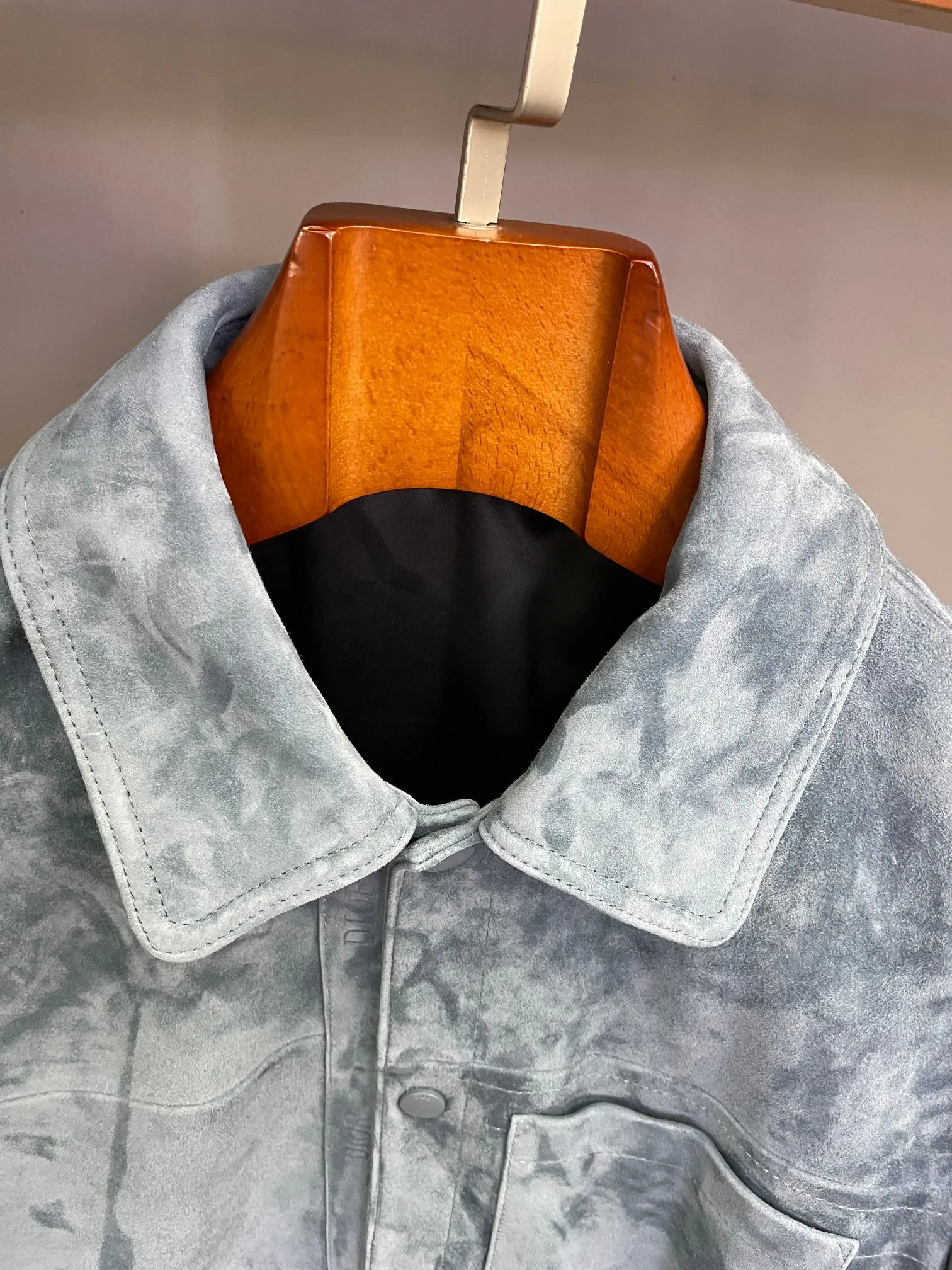 🅿️3200 DIOR Dior's new 2025 autumn and winter men's sheepskin jacket unlocks a new realm of fashion. On the fashion stage, Dior has always been synonymous with pioneers. This season, Dior's new 2025 autumn and winter men's sheepskin jacket makes a shocking debut. It is not only a piece of clothing, but also the crystallization of art and craftsmanship, demonstrating extraordinary taste and style.   This jacket is made of sheepskin imported from New Zealand. Its delicate texture and excellent quality are amazing. The unique texture and softness of sheepskin give the jacket an unparalleled wearing experience. Every touch is like an intimate dialogue with nature, warm and comfortable.   In the choice of color, khaki exudes low-key and calm charm, easily creating a gentleman-like elegance, which can be easily controlled whether it is a business occasion or a casual gathering, showing the mature charm of men; blue is full of depth and mystery, providing a unique choice for men who pursue individuality, showing a unique fashion attitude in the crowd, making people unforgettable.   The design of the placket is the finishing touch. The DIOR logo embossed on the leather strip runs through the upper and lower parts, which is simple and eye-catching. It not only shows the classic elements of the brand, but also has a sense of fashion. Every time it is opened and closed, it is a manifestation of the brand spirit. The DIOR jacquard lining inside, with its delicate texture and exquisite patterns, inadvertently reveals a luxurious texture. Even the wearer himself can feel this unique nobility every time he wears it.   Dior's new 2025 autumn and winter men's sheepskin jacket uses exquisite craftsmanship and unique design to create a quality and fashionable outfit choice for men, making it a fashion item not to be missed this autumn and winter.  Code number: 48-56