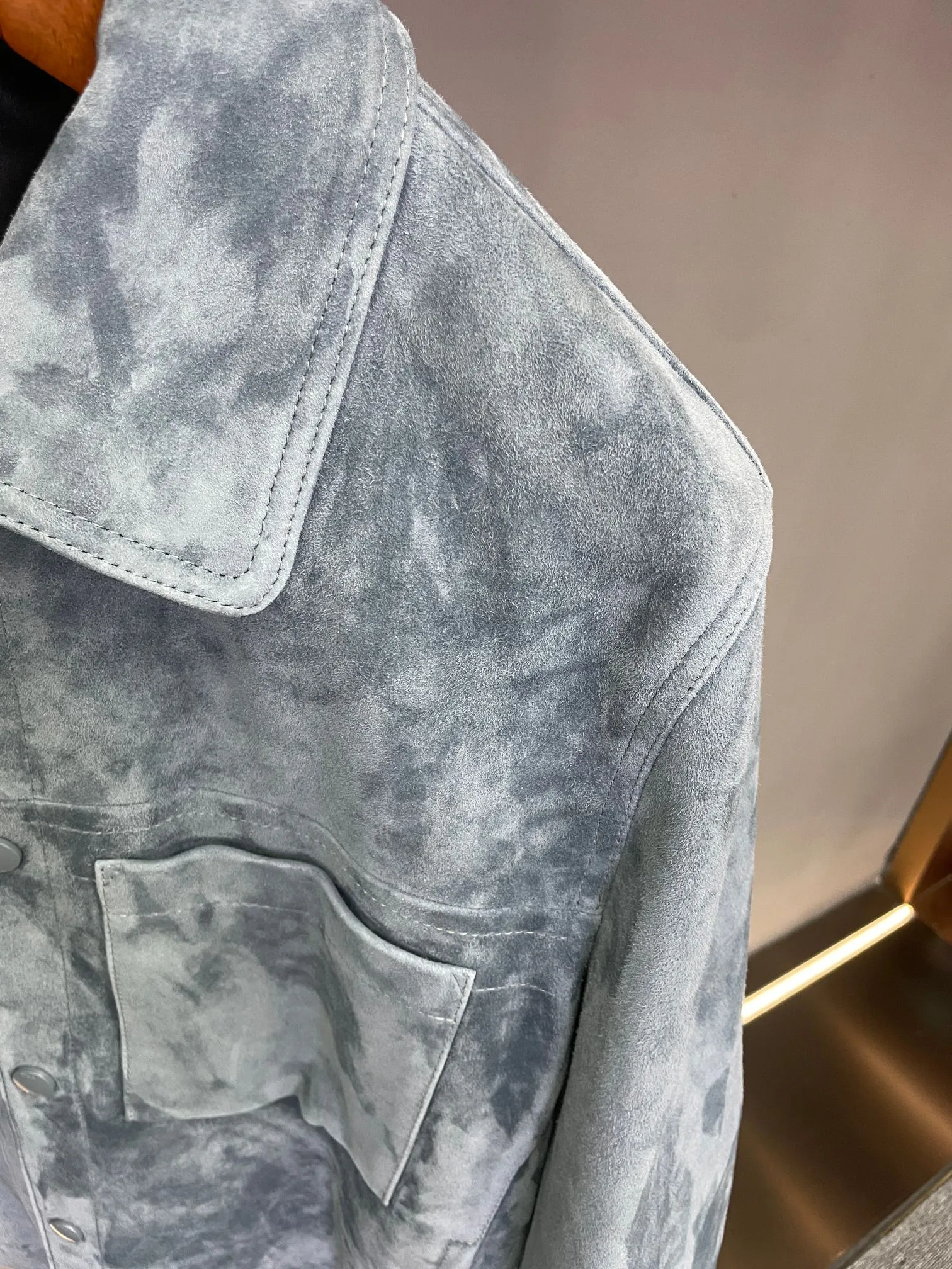 🅿️3200 DIOR Dior's new 2025 autumn and winter men's sheepskin jacket unlocks a new realm of fashion. On the fashion stage, Dior has always been synonymous with pioneers. This season, Dior's new 2025 autumn and winter men's sheepskin jacket makes a shocking debut. It is not only a piece of clothing, but also the crystallization of art and craftsmanship, demonstrating extraordinary taste and style.   This jacket is made of sheepskin imported from New Zealand. Its delicate texture and excellent quality are amazing. The unique texture and softness of sheepskin give the jacket an unparalleled wearing experience. Every touch is like an intimate dialogue with nature, warm and comfortable.   In the choice of color, khaki exudes low-key and calm charm, easily creating a gentleman-like elegance, which can be easily controlled whether it is a business occasion or a casual gathering, showing the mature charm of men; blue is full of depth and mystery, providing a unique choice for men who pursue individuality, showing a unique fashion attitude in the crowd, making people unforgettable.   The design of the placket is the finishing touch. The DIOR logo embossed on the leather strip runs through the upper and lower parts, which is simple and eye-catching. It not only shows the classic elements of the brand, but also has a sense of fashion. Every time it is opened and closed, it is a manifestation of the brand spirit. The DIOR jacquard lining inside, with its delicate texture and exquisite patterns, inadvertently reveals a luxurious texture. Even the wearer himself can feel this unique nobility every time he wears it.   Dior's new 2025 autumn and winter men's sheepskin jacket uses exquisite craftsmanship and unique design to create a quality and fashionable outfit choice for men, making it a fashion item not to be missed this autumn and winter.  Code number: 48-56