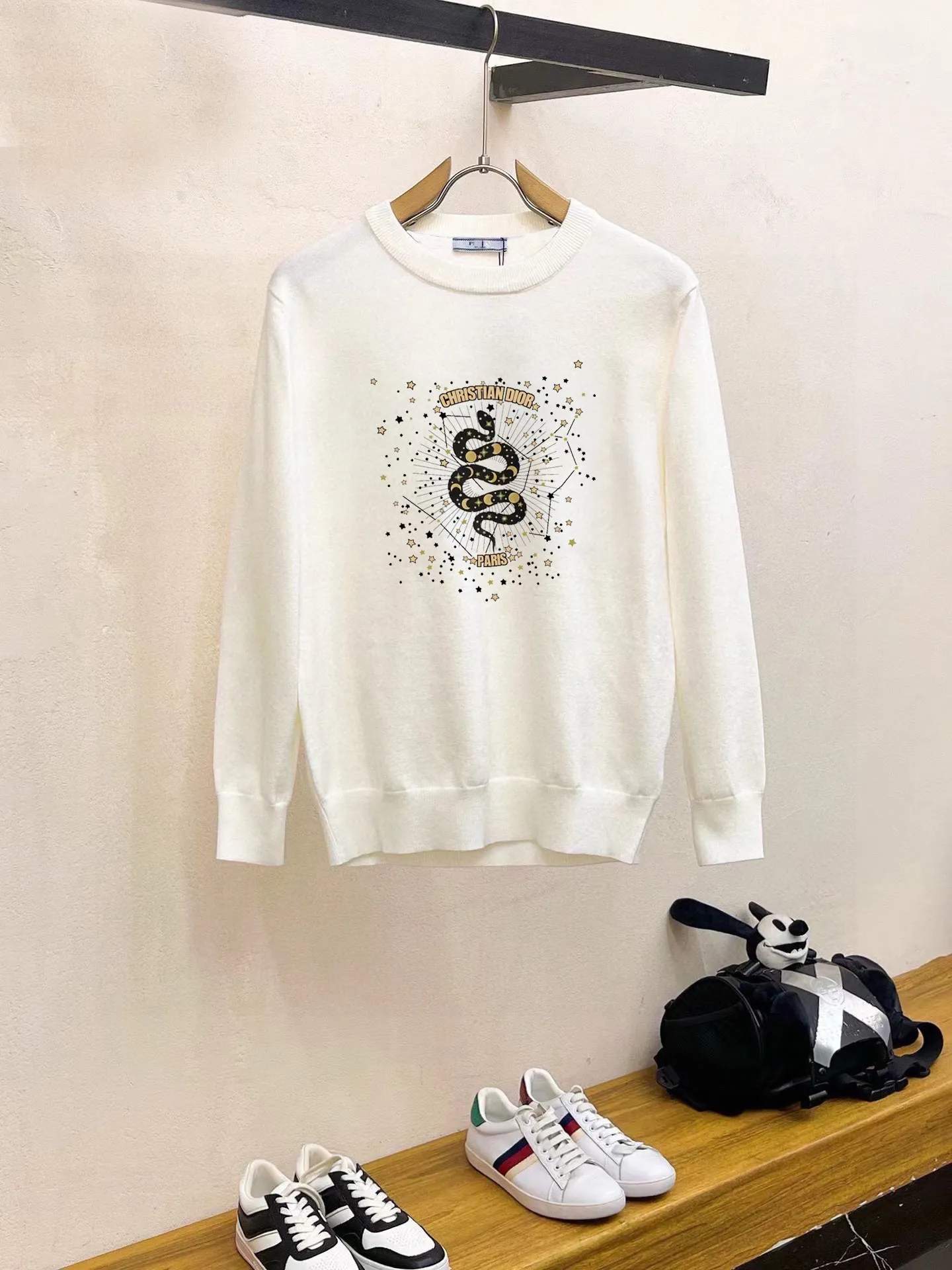🅿️240 【DIOR】Autumn and winter classic round neck pullover sweater, in full condition! ! ! Wool blended fabric, the latest model in 2025, golden ratio! ! Slim-fitting soft gold, versatile and practical item, the combination and practicality are extremely powerful, simple and elegant, and classy! To create your own style, it is highly recommended to buy it in two colors. The standard slim fit tailoring process is suitable for both young and old men. It is knitted from wool and will not cause any discomfort! While keeping warm, it is stylish, textured and wearable, and the classic logo with contrasting colors on the chest feels in place! ! Recommended for regular customers! ! Size M-3XL (maximum wear: 190 pounds)