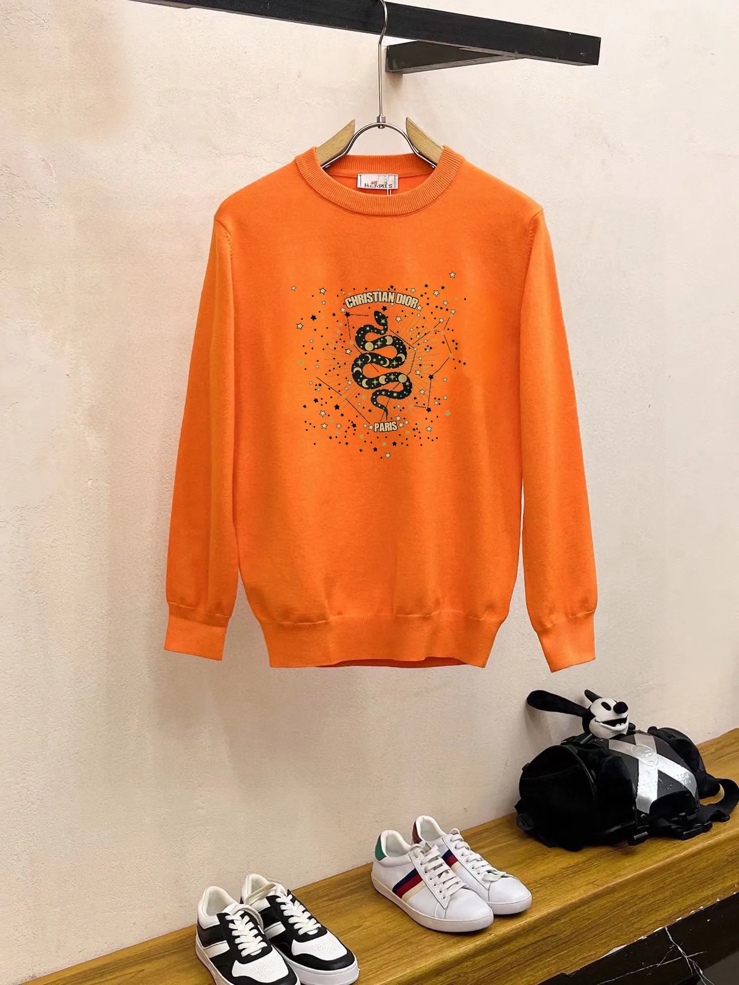 🅿️240 【DIOR】Autumn and winter classic round neck pullover sweater, in full condition! ! ! Wool blended fabric, the latest model in 2025, golden ratio! ! Slim-fitting soft gold, versatile and practical item, the combination and practicality are extremely powerful, simple and elegant, and classy! To create your own style, it is highly recommended to buy it in two colors. The standard slim fit tailoring process is suitable for both young and old men. It is knitted from wool and will not cause any discomfort! While keeping warm, it is stylish, textured and wearable, and the classic logo with contrasting colors on the chest feels in place! ! Recommended for regular customers! ! Size M-3XL (maximum wear: 190 pounds)