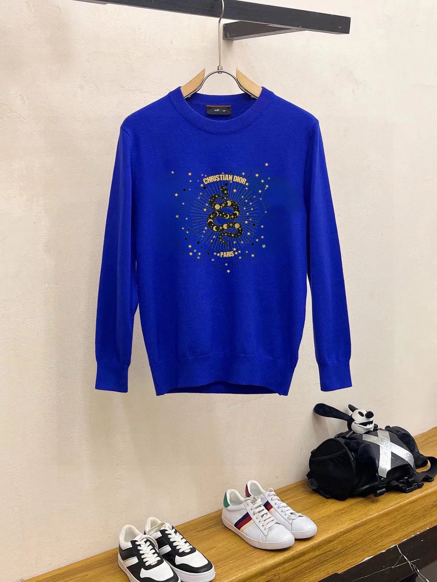 🅿️240 【DIOR】Autumn and winter classic round neck pullover sweater, in full condition! ! ! Wool blended fabric, the latest model in 2025, golden ratio! ! Slim-fitting soft gold, versatile and practical item, the combination and practicality are extremely powerful, simple and elegant, and classy! To create your own style, it is highly recommended to buy it in two colors. The standard slim fit tailoring process is suitable for both young and old men. It is knitted from wool and will not cause any discomfort! While keeping warm, it is stylish, textured and wearable, and the classic logo with contrasting colors on the chest feels in place! ! Recommended for regular customers! ! Size M-3XL (maximum wear: 190 pounds)