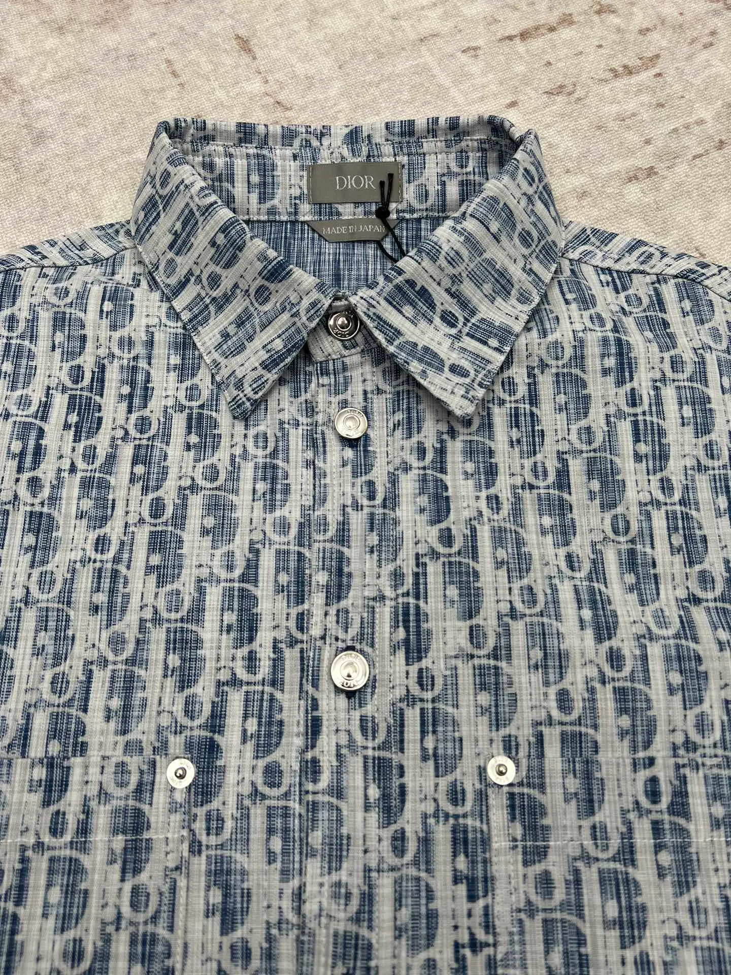 🅿️500 Dior 25ss new coat shirt blue and white cotton denim Oblique Kasuri print This coat shirt draws inspiration from ancient Japanese textile craftsmanship and reinterprets the classic Oblique print. Crafted from blue and white cotton denim with an all-over bleached effect. Wear it with the matching jeans for a seamless look. Number of yards: 39.40.41.42.