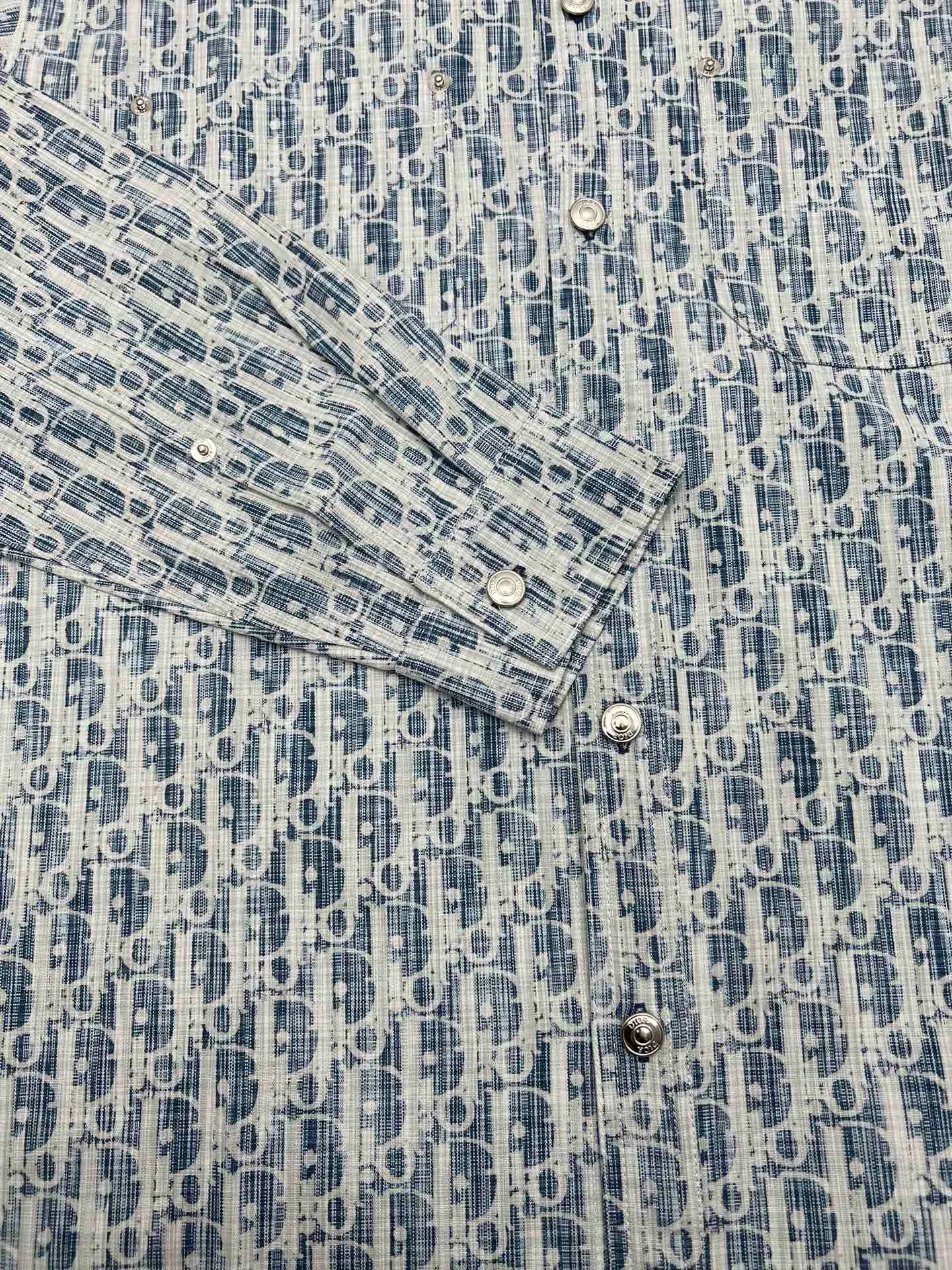 🅿️500 Dior 25ss new coat shirt blue and white cotton denim Oblique Kasuri print This coat shirt draws inspiration from ancient Japanese textile craftsmanship and reinterprets the classic Oblique print. Crafted from blue and white cotton denim with an all-over bleached effect. Wear it with the matching jeans for a seamless look. Number of yards: 39.40.41.42.