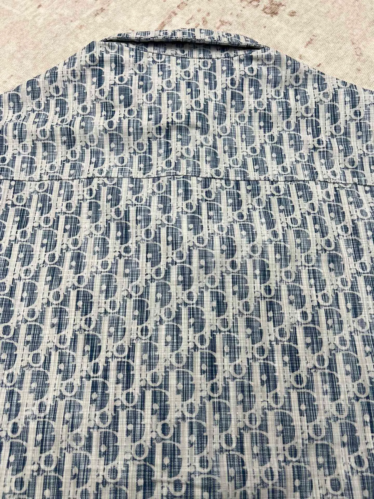 🅿️500 Dior 25ss new coat shirt blue and white cotton denim Oblique Kasuri print This coat shirt draws inspiration from ancient Japanese textile craftsmanship and reinterprets the classic Oblique print. Crafted from blue and white cotton denim with an all-over bleached effect. Wear it with the matching jeans for a seamless look. Number of yards: 39.40.41.42.