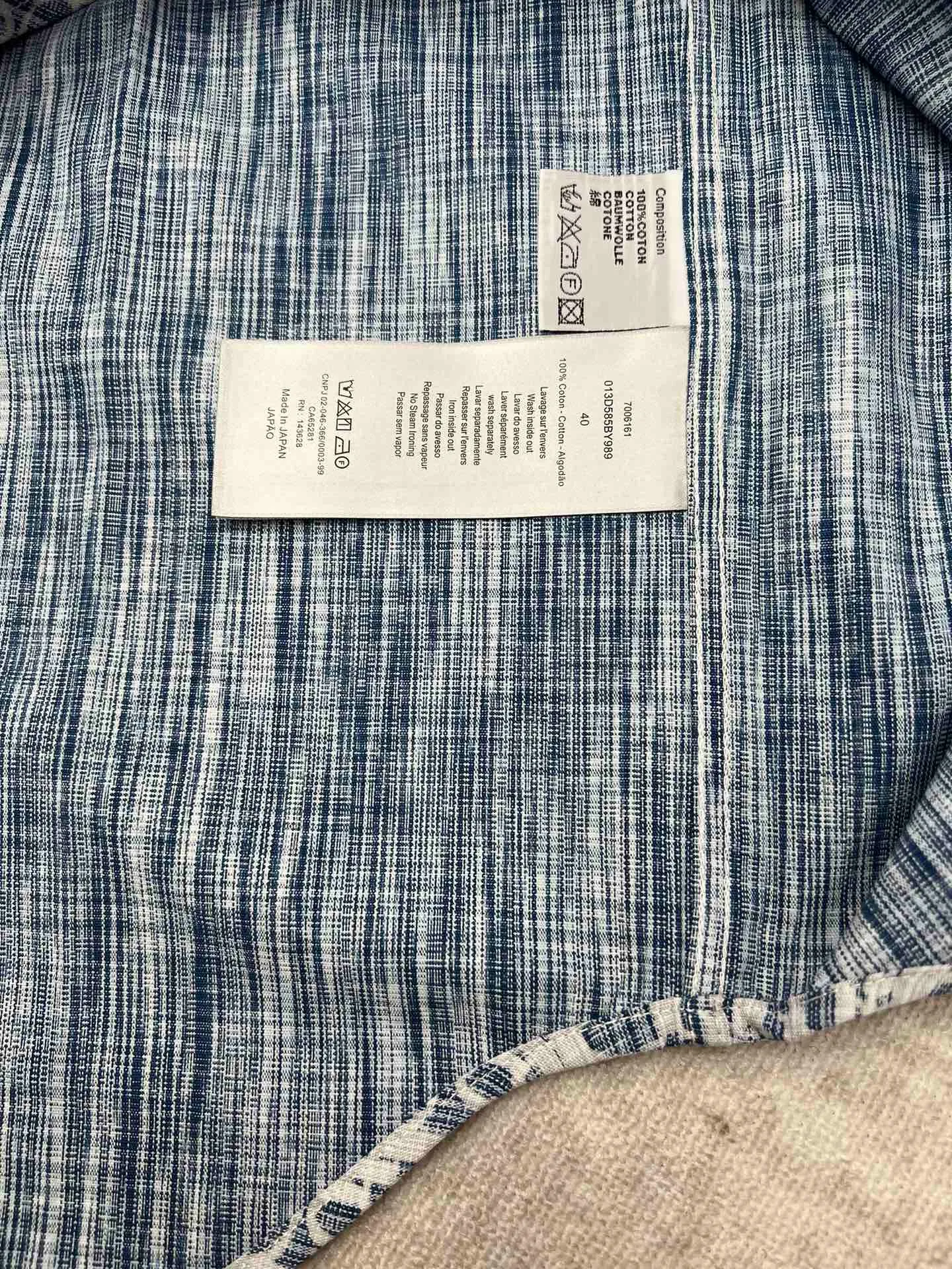 🅿️500 Dior 25ss new coat shirt blue and white cotton denim Oblique Kasuri print This coat shirt draws inspiration from ancient Japanese textile craftsmanship and reinterprets the classic Oblique print. Crafted from blue and white cotton denim with an all-over bleached effect. Wear it with the matching jeans for a seamless look. Number of yards: 39.40.41.42.