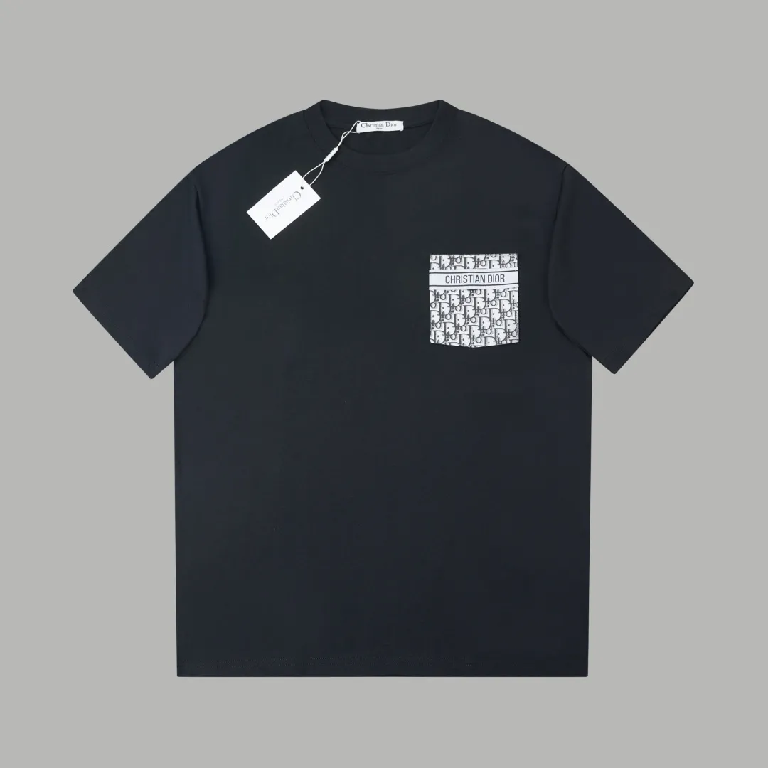 🅿️200 ✨DIO✨🆕25SS spring and summer new style Bee business webbing leather label short sleeves Light luxury essential item for daily commuting for men and women Correct version Welcome to compare Detailed features · 260g 100% pure cotton double yarn jersey fabric · Custom dyed in the same cylinder, special thickened 32 double-strand 1X1 threads · Double needle stitching and cross-stitching technology · Original main mark, washed tag, branded moisture-proof paper packaging Color: White/Black/ Size: S/M/L/XL