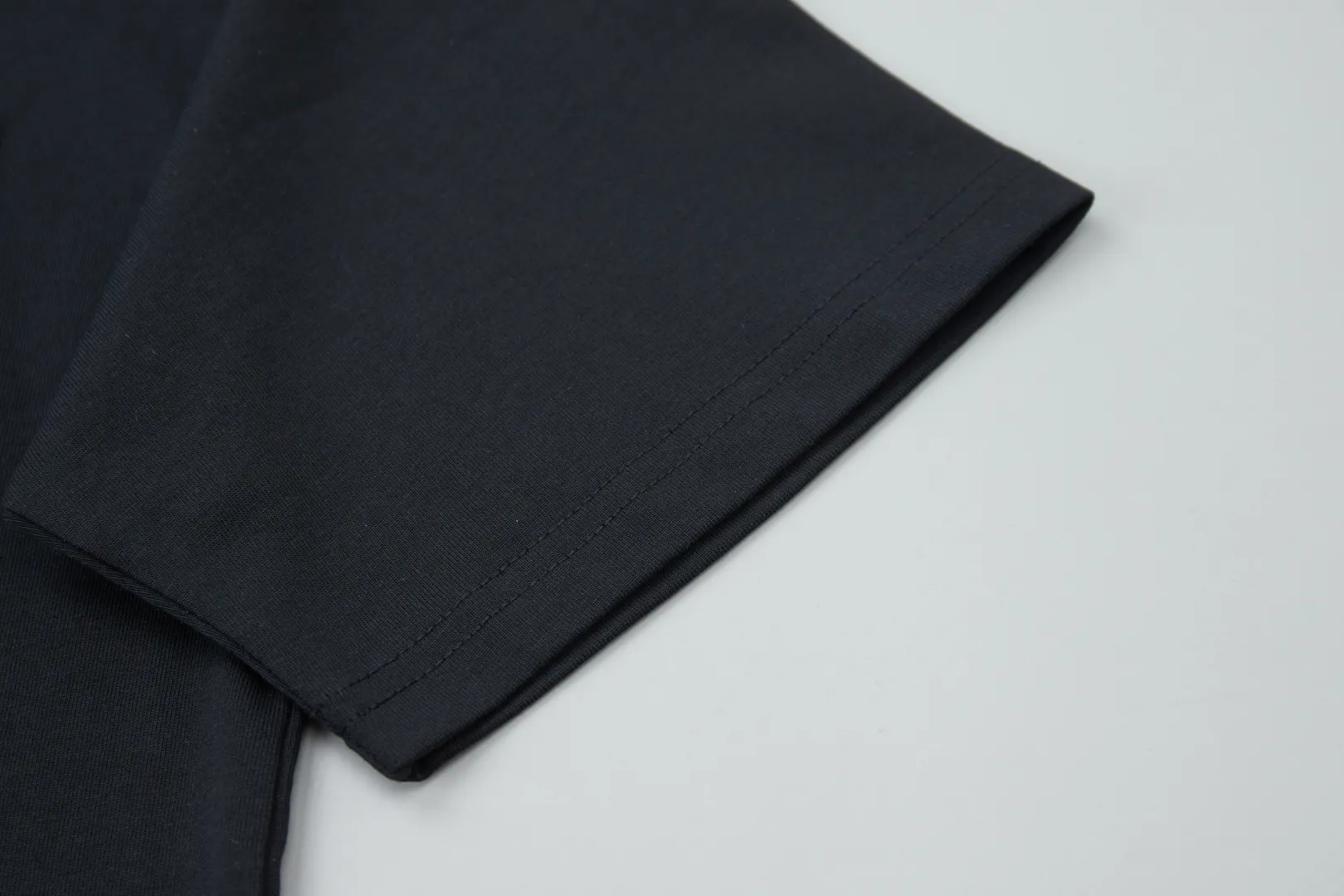 🅿️200 ✨DIO✨🆕25SS spring and summer new style Bee business webbing leather label short sleeves Light luxury essential item for daily commuting for men and women Correct version Welcome to compare Detailed features · 260g 100% pure cotton double yarn jersey fabric · Custom dyed in the same cylinder, special thickened 32 double-strand 1X1 threads · Double needle stitching and cross-stitching technology · Original main mark, washed tag, branded moisture-proof paper packaging Color: White/Black/ Size: S/M/L/XL