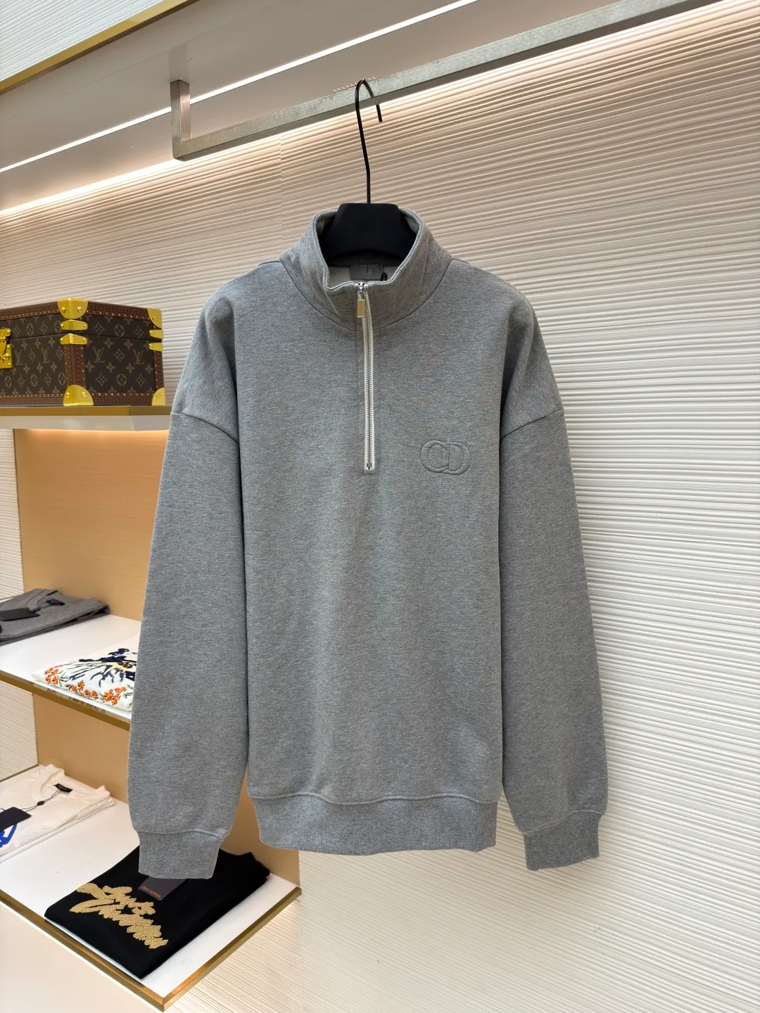 Dior embroidered gray sweatshirt ●Original version: 14,000 purchased and developed ●Item number: 1681137-A45 ●Fabric: cotton sweatshirt fabric ●Technology: embroidery production ●Version: fitted version ●Weight: about 715 grams ●Size: S-M-L-XL ●Description: Made of [26s double-ply large terry bottom cotton sweatshirt fabric], [gram weight 400g], matching [26s double yarn circular knitting machine 2*2 threads], the fabric threads are all made of [medium gray yarn custom woven and dyed], the bottom side [ Fleece, cut and washed], made into [velvet bottom], the front panel adopts [relief embossing technology], open the template according to the Y pattern, the pattern machine runs two circles of thread to lock the pattern, the overall routing is straight and delicate, the fabric is comfortable and soft, the color is consistent and there is no color difference It can be matched with the same style to create a fashionable look, and can be used in various occasions. Customized accessories, complete with three standards, same style for men and women!