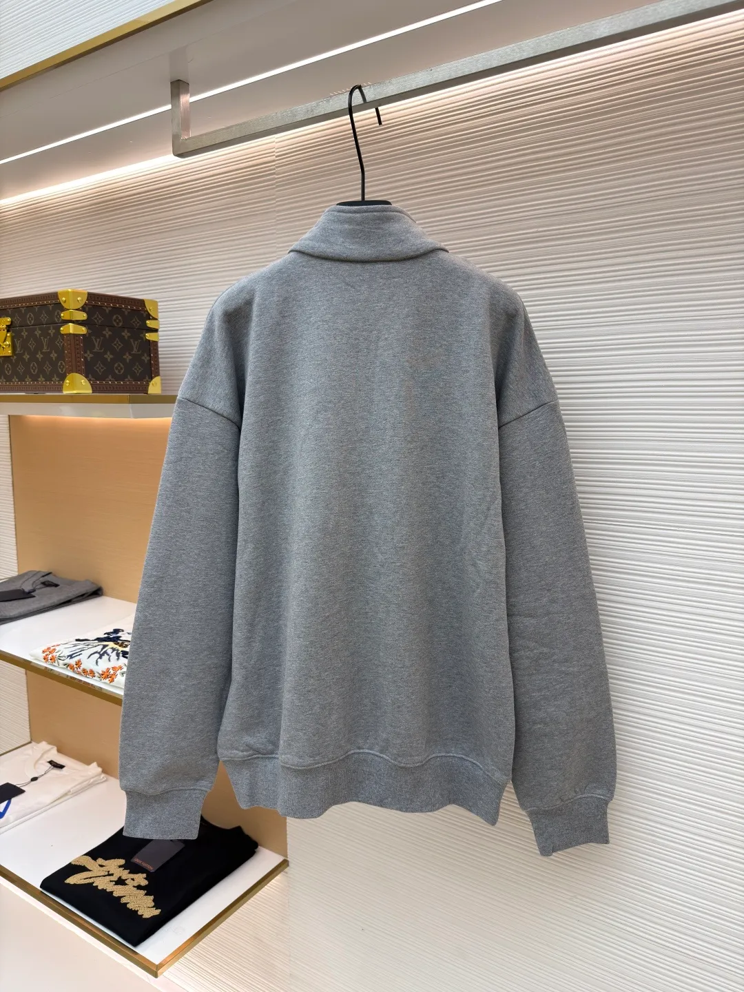 Dior embroidered gray sweatshirt ●Original version: 14,000 purchased and developed ●Item number: 1681137-A45 ●Fabric: cotton sweatshirt fabric ●Technology: embroidery production ●Version: fitted version ●Weight: about 715 grams ●Size: S-M-L-XL ●Description: Made of [26s double-ply large terry bottom cotton sweatshirt fabric], [gram weight 400g], matching [26s double yarn circular knitting machine 2*2 threads], the fabric threads are all made of [medium gray yarn custom woven and dyed], the bottom side [ Fleece, cut and washed], made into [velvet bottom], the front panel adopts [relief embossing technology], open the template according to the Y pattern, the pattern machine runs two circles of thread to lock the pattern, the overall routing is straight and delicate, the fabric is comfortable and soft, the color is consistent and there is no color difference It can be matched with the same style to create a fashionable look, and can be used in various occasions. Customized accessories, complete with three standards, same style for men and women!