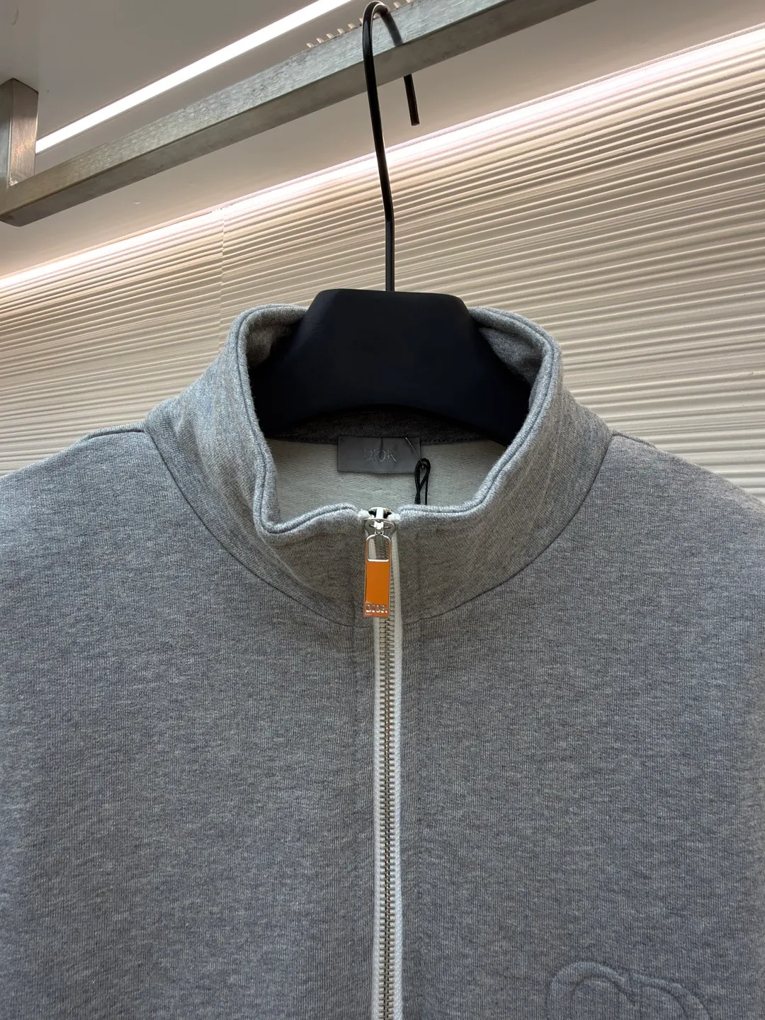 Dior embroidered gray sweatshirt ●Original version: 14,000 purchased and developed ●Item number: 1681137-A45 ●Fabric: cotton sweatshirt fabric ●Technology: embroidery production ●Version: fitted version ●Weight: about 715 grams ●Size: S-M-L-XL ●Description: Made of [26s double-ply large terry bottom cotton sweatshirt fabric], [gram weight 400g], matching [26s double yarn circular knitting machine 2*2 threads], the fabric threads are all made of [medium gray yarn custom woven and dyed], the bottom side [ Fleece, cut and washed], made into [velvet bottom], the front panel adopts [relief embossing technology], open the template according to the Y pattern, the pattern machine runs two circles of thread to lock the pattern, the overall routing is straight and delicate, the fabric is comfortable and soft, the color is consistent and there is no color difference It can be matched with the same style to create a fashionable look, and can be used in various occasions. Customized accessories, complete with three standards, same style for men and women!