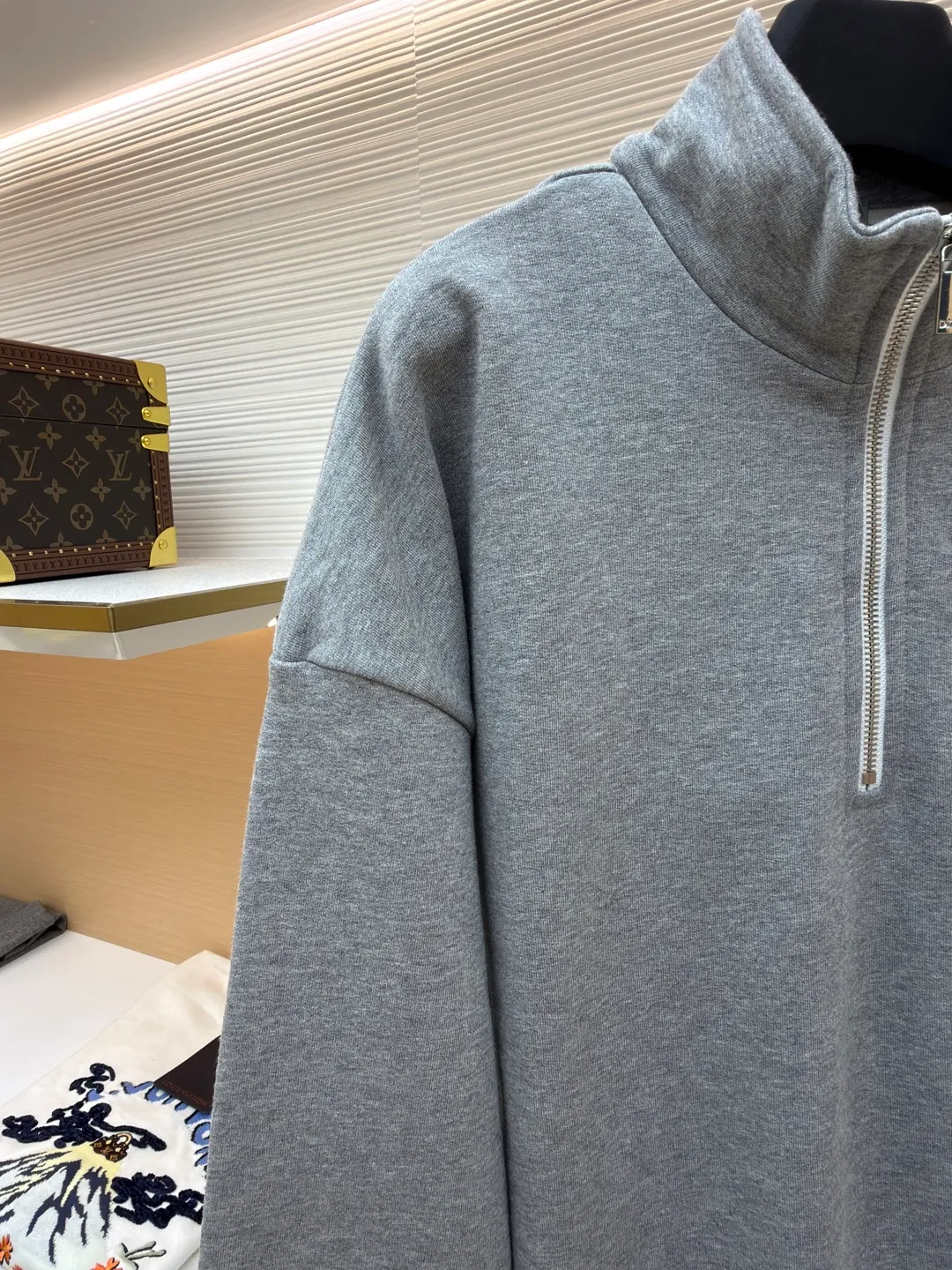 Dior embroidered gray sweatshirt ●Original version: 14,000 purchased and developed ●Item number: 1681137-A45 ●Fabric: cotton sweatshirt fabric ●Technology: embroidery production ●Version: fitted version ●Weight: about 715 grams ●Size: S-M-L-XL ●Description: Made of [26s double-ply large terry bottom cotton sweatshirt fabric], [gram weight 400g], matching [26s double yarn circular knitting machine 2*2 threads], the fabric threads are all made of [medium gray yarn custom woven and dyed], the bottom side [ Fleece, cut and washed], made into [velvet bottom], the front panel adopts [relief embossing technology], open the template according to the Y pattern, the pattern machine runs two circles of thread to lock the pattern, the overall routing is straight and delicate, the fabric is comfortable and soft, the color is consistent and there is no color difference It can be matched with the same style to create a fashionable look, and can be used in various occasions. Customized accessories, complete with three standards, same style for men and women!
