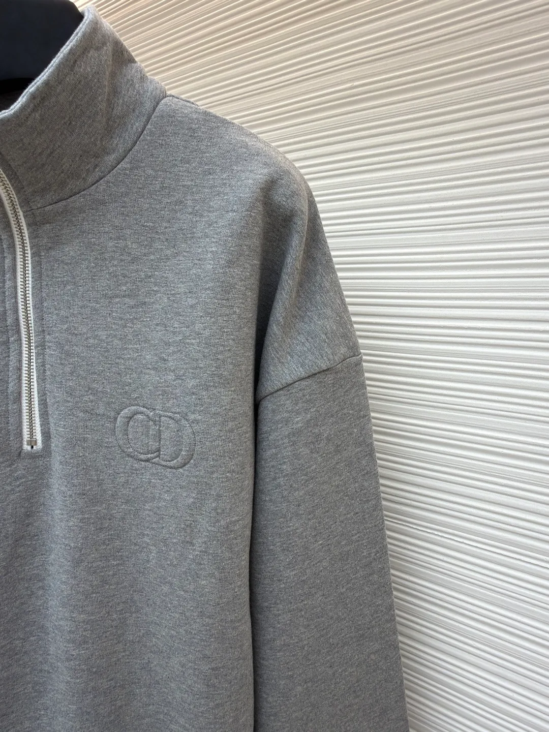 Dior embroidered gray sweatshirt ●Original version: 14,000 purchased and developed ●Item number: 1681137-A45 ●Fabric: cotton sweatshirt fabric ●Technology: embroidery production ●Version: fitted version ●Weight: about 715 grams ●Size: S-M-L-XL ●Description: Made of [26s double-ply large terry bottom cotton sweatshirt fabric], [gram weight 400g], matching [26s double yarn circular knitting machine 2*2 threads], the fabric threads are all made of [medium gray yarn custom woven and dyed], the bottom side [ Fleece, cut and washed], made into [velvet bottom], the front panel adopts [relief embossing technology], open the template according to the Y pattern, the pattern machine runs two circles of thread to lock the pattern, the overall routing is straight and delicate, the fabric is comfortable and soft, the color is consistent and there is no color difference It can be matched with the same style to create a fashionable look, and can be used in various occasions. Customized accessories, complete with three standards, same style for men and women!
