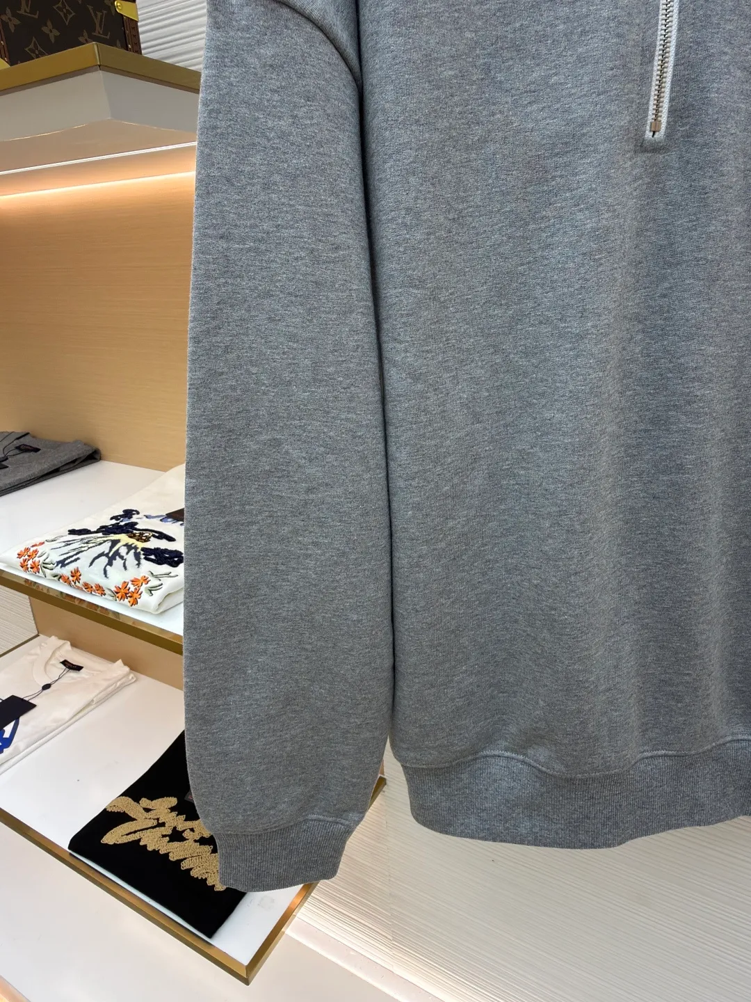 Dior embroidered gray sweatshirt ●Original version: 14,000 purchased and developed ●Item number: 1681137-A45 ●Fabric: cotton sweatshirt fabric ●Technology: embroidery production ●Version: fitted version ●Weight: about 715 grams ●Size: S-M-L-XL ●Description: Made of [26s double-ply large terry bottom cotton sweatshirt fabric], [gram weight 400g], matching [26s double yarn circular knitting machine 2*2 threads], the fabric threads are all made of [medium gray yarn custom woven and dyed], the bottom side [ Fleece, cut and washed], made into [velvet bottom], the front panel adopts [relief embossing technology], open the template according to the Y pattern, the pattern machine runs two circles of thread to lock the pattern, the overall routing is straight and delicate, the fabric is comfortable and soft, the color is consistent and there is no color difference It can be matched with the same style to create a fashionable look, and can be used in various occasions. Customized accessories, complete with three standards, same style for men and women!