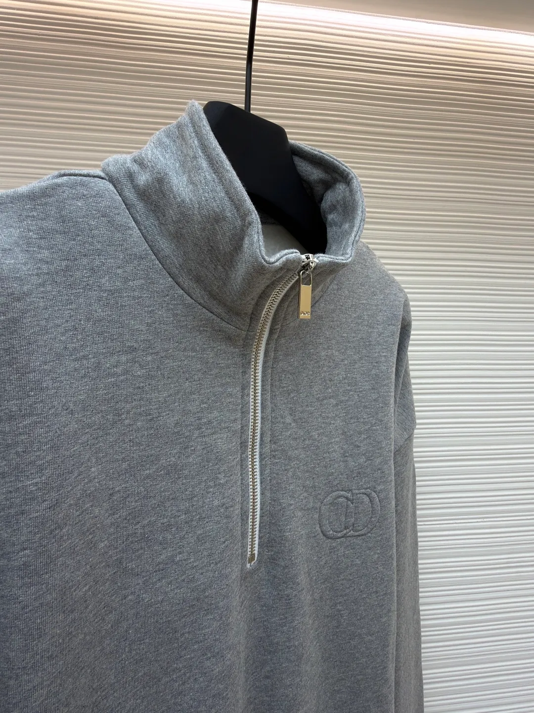 Dior embroidered gray sweatshirt ●Original version: 14,000 purchased and developed ●Item number: 1681137-A45 ●Fabric: cotton sweatshirt fabric ●Technology: embroidery production ●Version: fitted version ●Weight: about 715 grams ●Size: S-M-L-XL ●Description: Made of [26s double-ply large terry bottom cotton sweatshirt fabric], [gram weight 400g], matching [26s double yarn circular knitting machine 2*2 threads], the fabric threads are all made of [medium gray yarn custom woven and dyed], the bottom side [ Fleece, cut and washed], made into [velvet bottom], the front panel adopts [relief embossing technology], open the template according to the Y pattern, the pattern machine runs two circles of thread to lock the pattern, the overall routing is straight and delicate, the fabric is comfortable and soft, the color is consistent and there is no color difference It can be matched with the same style to create a fashionable look, and can be used in various occasions. Customized accessories, complete with three standards, same style for men and women!