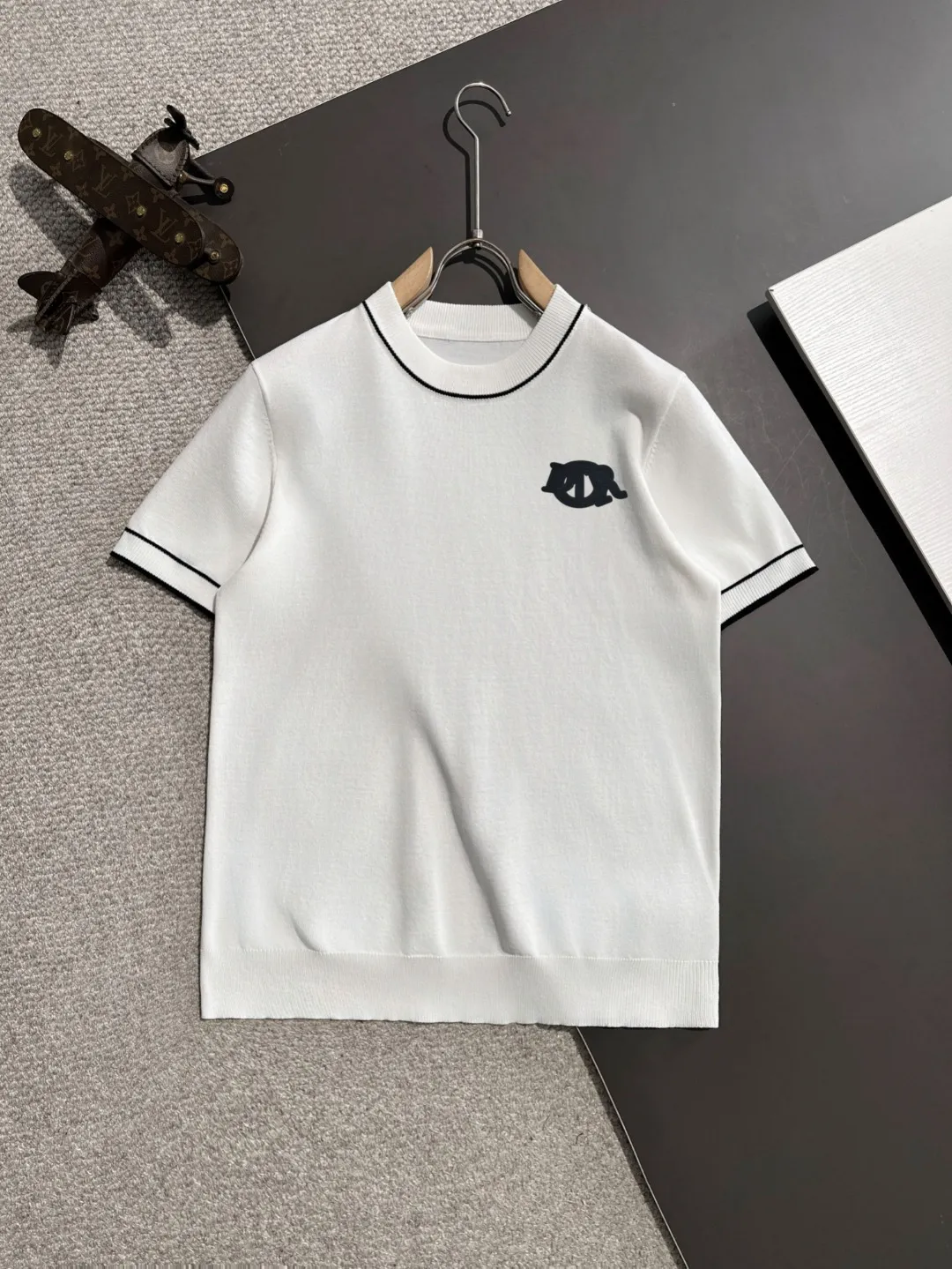 🅿️330 shipped next day. High quality Dior 2025 spring and summer new men's round neck short-sleeved T-shirt. Made of combed cotton yarn knitted cotton fabric. Pure cotton high-weight special yarn. It feels heavy when weighed. The upper body is also more textured than ordinary T-shirts. This texture can cope with the weather easily and is suitable for both hot and cold! The pattern on the chest adopts three-dimensional embroidery technology, and is perfectly produced stitch by stitch with reference to the original version! Loose fit design, looks noble. Size: M to XXXL