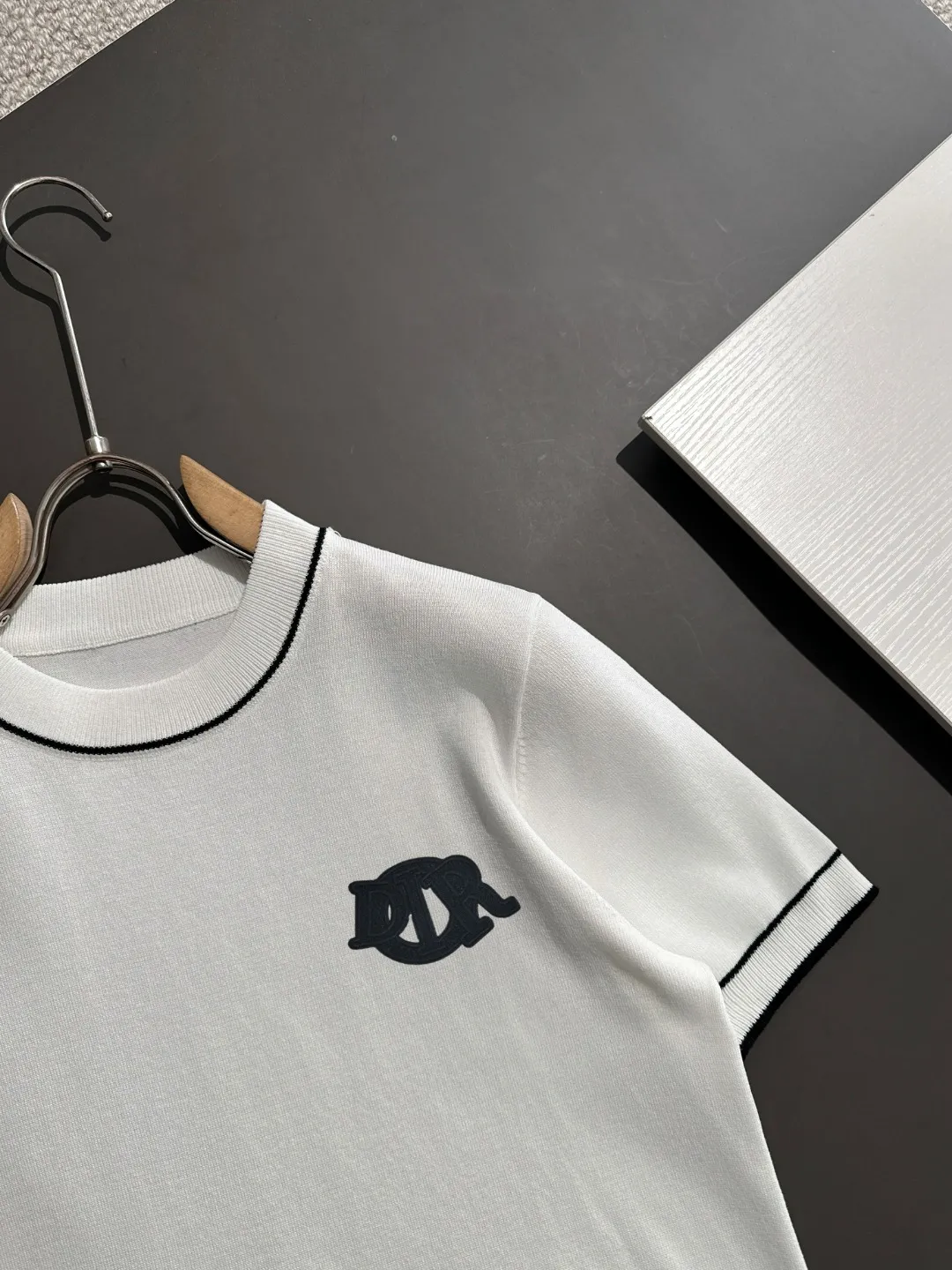 🅿️330 shipped next day. High quality Dior 2025 spring and summer new men's round neck short-sleeved T-shirt. Made of combed cotton yarn knitted cotton fabric. Pure cotton high-weight special yarn. It feels heavy when weighed. The upper body is also more textured than ordinary T-shirts. This texture can cope with the weather easily and is suitable for both hot and cold! The pattern on the chest adopts three-dimensional embroidery technology, and is perfectly produced stitch by stitch with reference to the original version! Loose fit design, looks noble. Size: M to XXXL