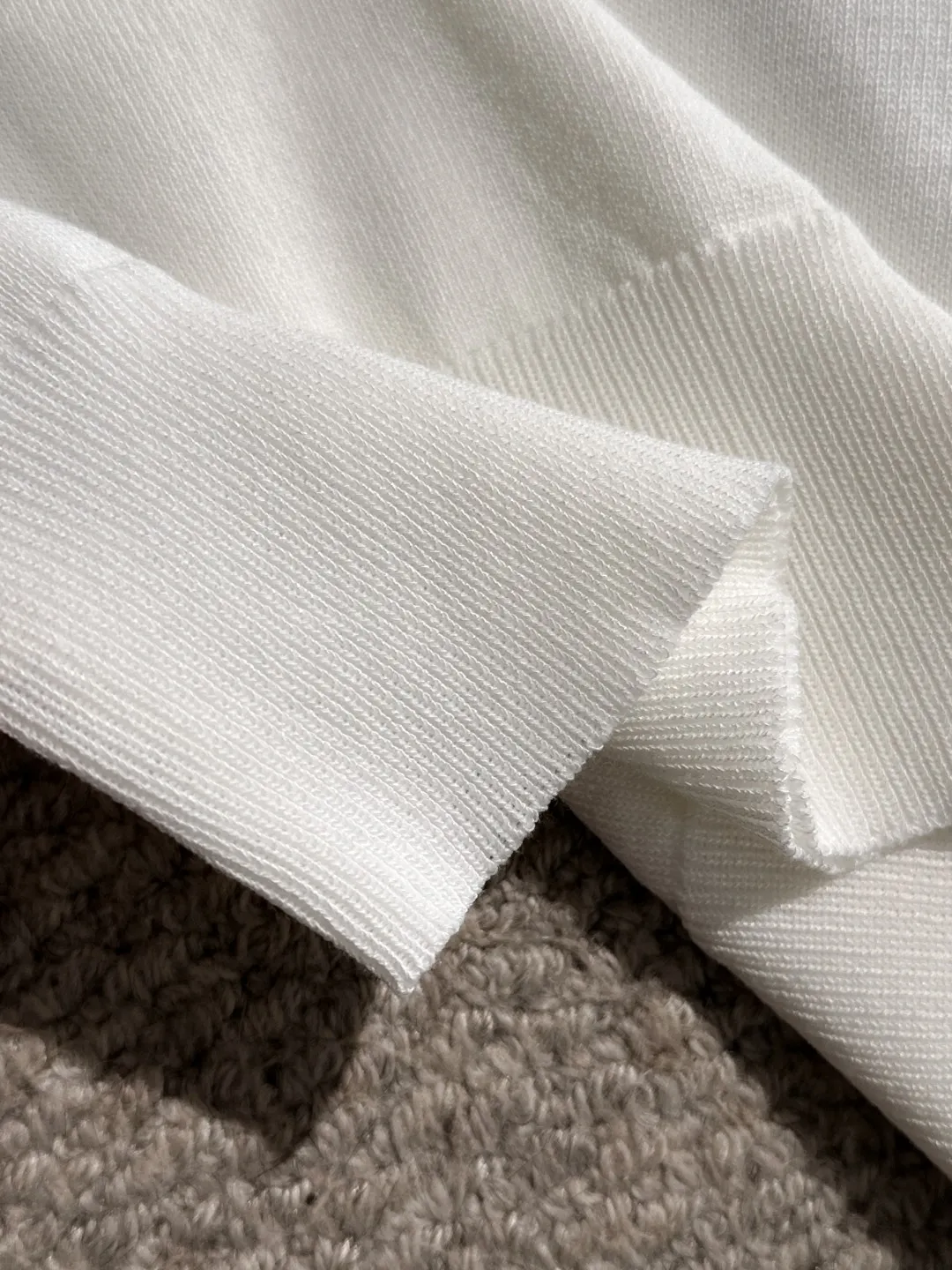 🅿️330 shipped next day. High quality Dior 2025 spring and summer new men's round neck short-sleeved T-shirt. Made of combed cotton yarn knitted cotton fabric. Pure cotton high-weight special yarn. It feels heavy when weighed. The upper body is also more textured than ordinary T-shirts. This texture can cope with the weather easily and is suitable for both hot and cold! The pattern on the chest adopts three-dimensional embroidery technology, and is perfectly produced stitch by stitch with reference to the original version! Loose fit design, looks noble. Size: M to XXXL