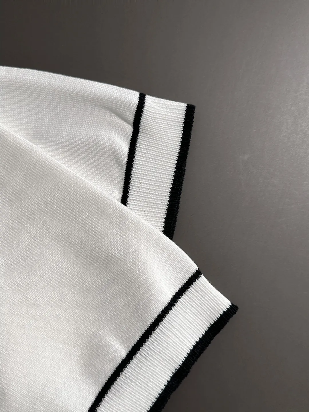🅿️330 shipped next day. High quality Dior 2025 spring and summer new men's round neck short-sleeved T-shirt. Made of combed cotton yarn knitted cotton fabric. Pure cotton high-weight special yarn. It feels heavy when weighed. The upper body is also more textured than ordinary T-shirts. This texture can cope with the weather easily and is suitable for both hot and cold! The pattern on the chest adopts three-dimensional embroidery technology, and is perfectly produced stitch by stitch with reference to the original version! Loose fit design, looks noble. Size: M to XXXL