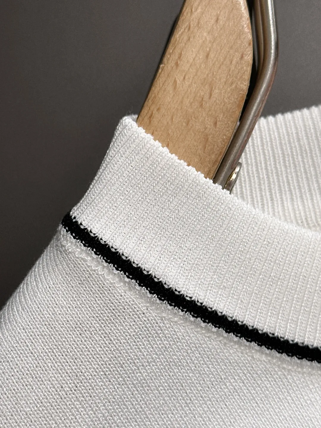 🅿️330 shipped next day. High quality Dior 2025 spring and summer new men's round neck short-sleeved T-shirt. Made of combed cotton yarn knitted cotton fabric. Pure cotton high-weight special yarn. It feels heavy when weighed. The upper body is also more textured than ordinary T-shirts. This texture can cope with the weather easily and is suitable for both hot and cold! The pattern on the chest adopts three-dimensional embroidery technology, and is perfectly produced stitch by stitch with reference to the original version! Loose fit design, looks noble. Size: M to XXXL