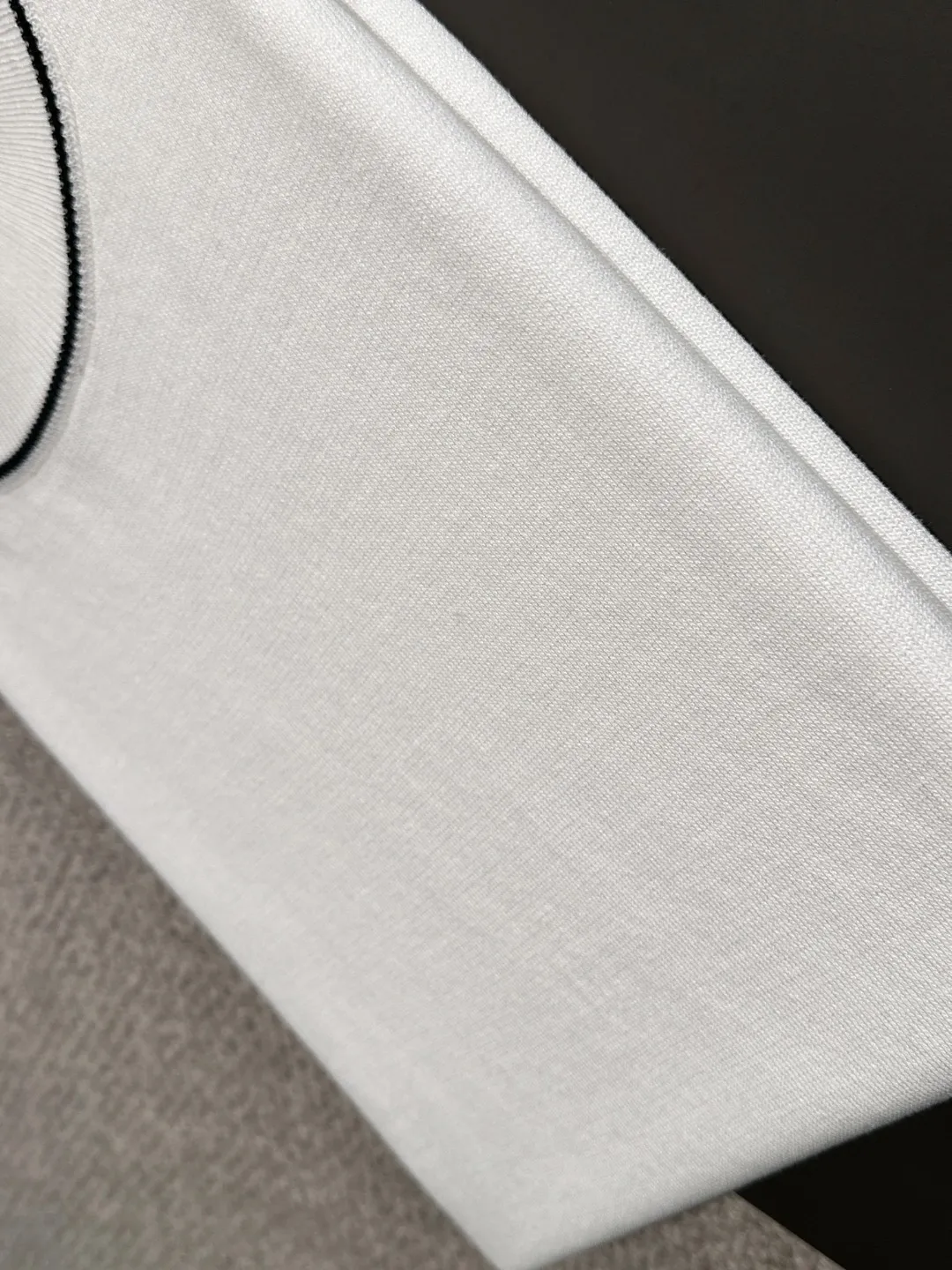 🅿️330 shipped next day. High quality Dior 2025 spring and summer new men's round neck short-sleeved T-shirt. Made of combed cotton yarn knitted cotton fabric. Pure cotton high-weight special yarn. It feels heavy when weighed. The upper body is also more textured than ordinary T-shirts. This texture can cope with the weather easily and is suitable for both hot and cold! The pattern on the chest adopts three-dimensional embroidery technology, and is perfectly produced stitch by stitch with reference to the original version! Loose fit design, looks noble. Size: M to XXXL