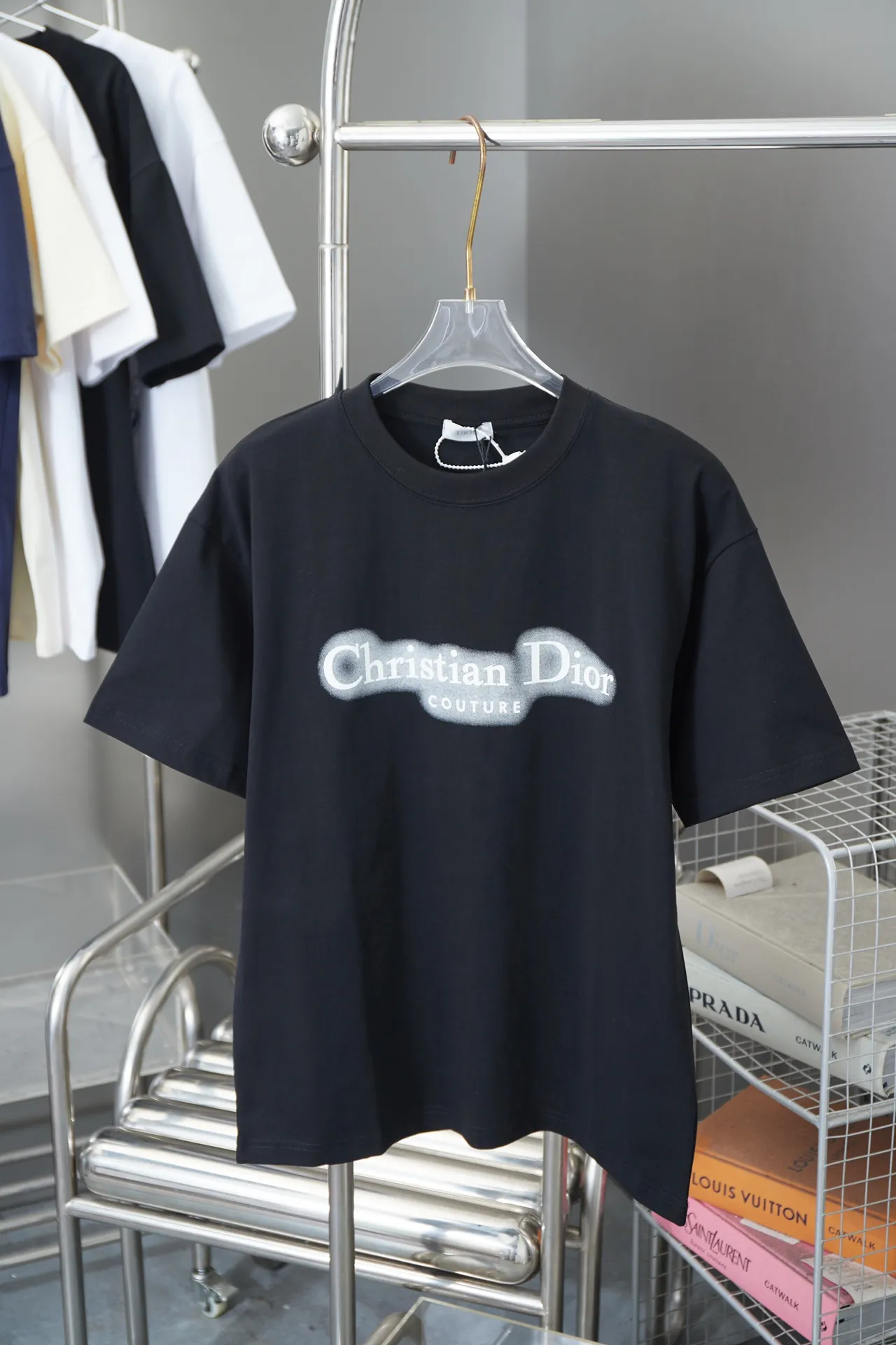 🅿️190 D*or CD 25SS new style in early spring Mother logo luminous printed short sleeves Light luxury essential item for daily commuting for men and women Correct version Welcome to compare Detailed features · 280g 100% pure cotton double yarn jersey fabric · Special thickened 32 pieces of double-strand 1X1 thread in the same vat · Imported environmentally friendly screen 3D luminous effect printing technology · Double needle stitching and cross-stitch technology · Original main mark, washed tag, brand moisture-proof paper packaging Color: black/white Size: S/M/L/XL