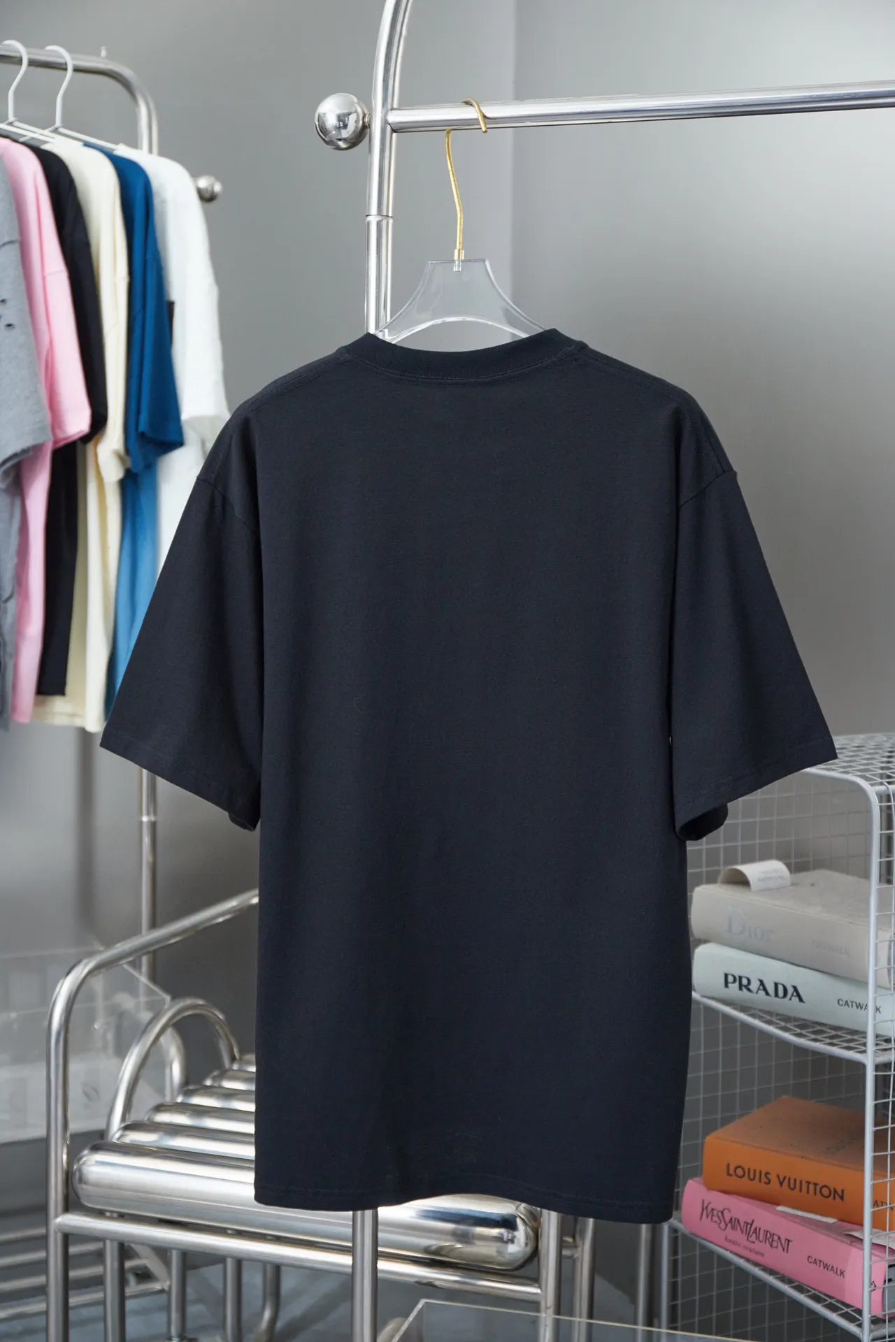 🅿️190 D*or CD 25SS new style in early spring Mother logo luminous printed short sleeves Light luxury essential item for daily commuting for men and women Correct version Welcome to compare Detailed features · 280g 100% pure cotton double yarn jersey fabric · Special thickened 32 pieces of double-strand 1X1 thread in the same vat · Imported environmentally friendly screen 3D luminous effect printing technology · Double needle stitching and cross-stitch technology · Original main mark, washed tag, brand moisture-proof paper packaging Color: black/white Size: S/M/L/XL