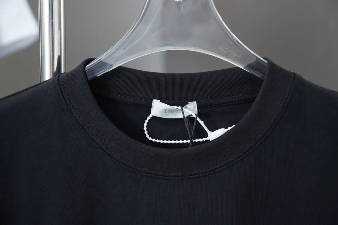 🅿️190 D*or CD 25SS new style in early spring Mother logo luminous printed short sleeves Light luxury essential item for daily commuting for men and women Correct version Welcome to compare Detailed features · 280g 100% pure cotton double yarn jersey fabric · Special thickened 32 pieces of double-strand 1X1 thread in the same vat · Imported environmentally friendly screen 3D luminous effect printing technology · Double needle stitching and cross-stitch technology · Original main mark, washed tag, brand moisture-proof paper packaging Color: black/white Size: S/M/L/XL