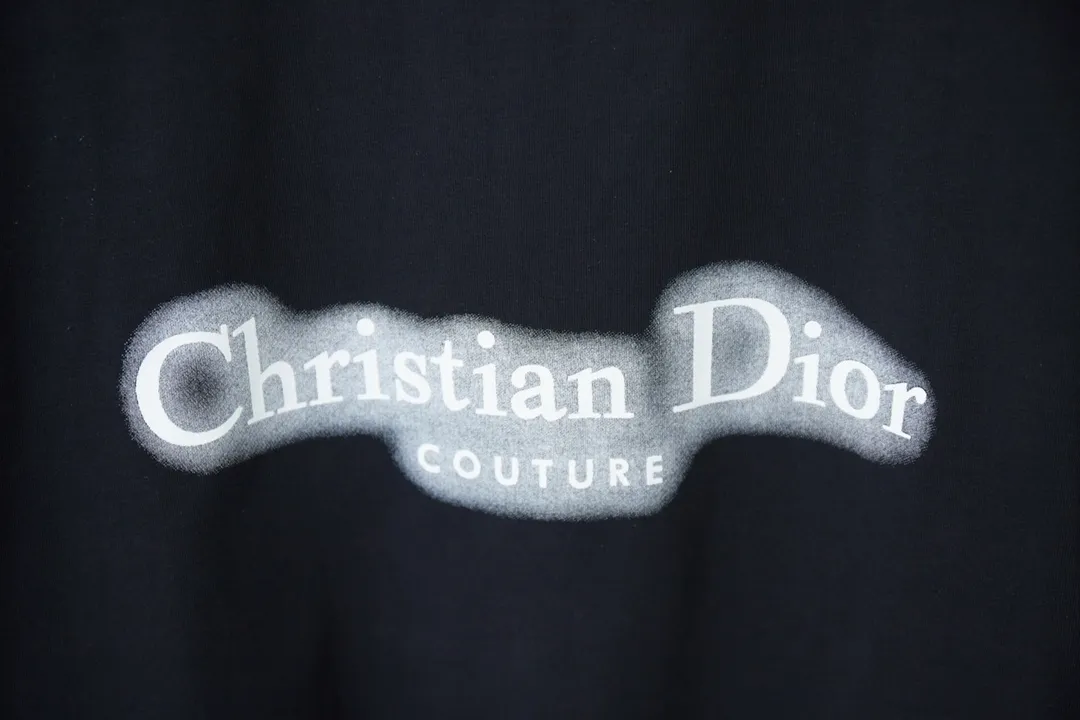 🅿️190 D*or CD 25SS new style in early spring Mother logo luminous printed short sleeves Light luxury essential item for daily commuting for men and women Correct version Welcome to compare Detailed features · 280g 100% pure cotton double yarn jersey fabric · Special thickened 32 pieces of double-strand 1X1 thread in the same vat · Imported environmentally friendly screen 3D luminous effect printing technology · Double needle stitching and cross-stitch technology · Original main mark, washed tag, brand moisture-proof paper packaging Color: black/white Size: S/M/L/XL